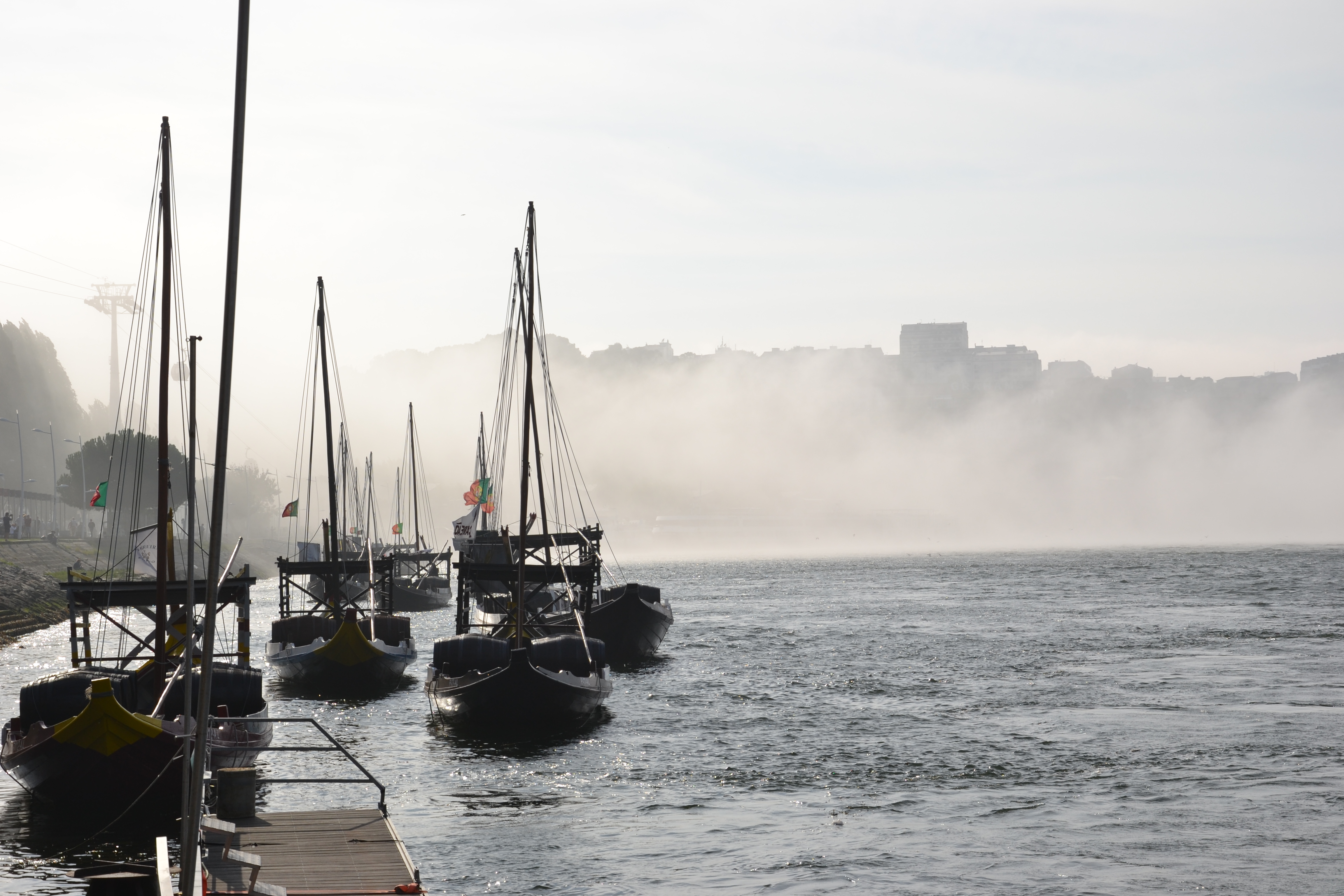 Zabytki, ulice i atrakcje w Porto przykrywa czasem gęsta mgła 