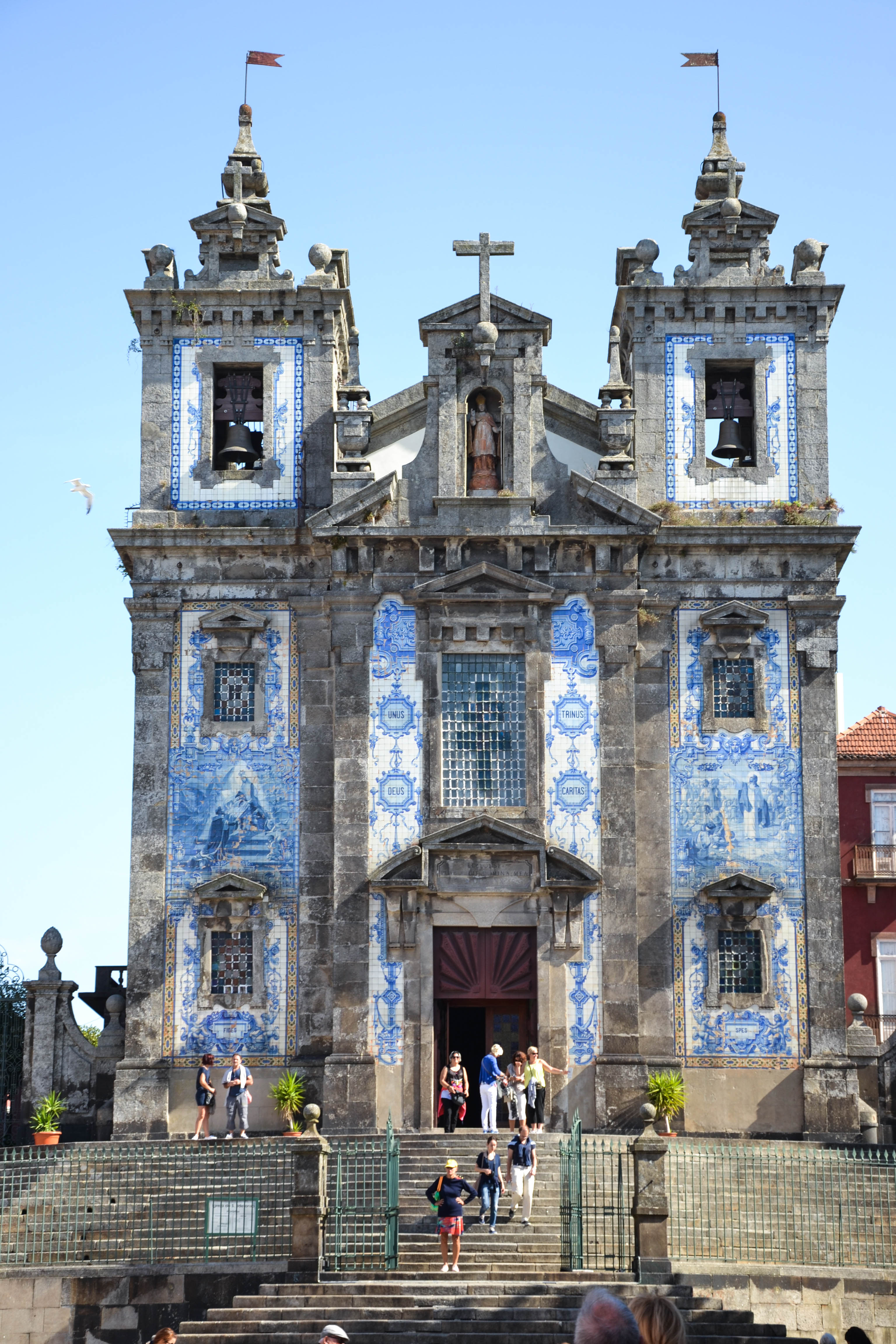 Fasada kościoła wyłożona azulejos w Porto