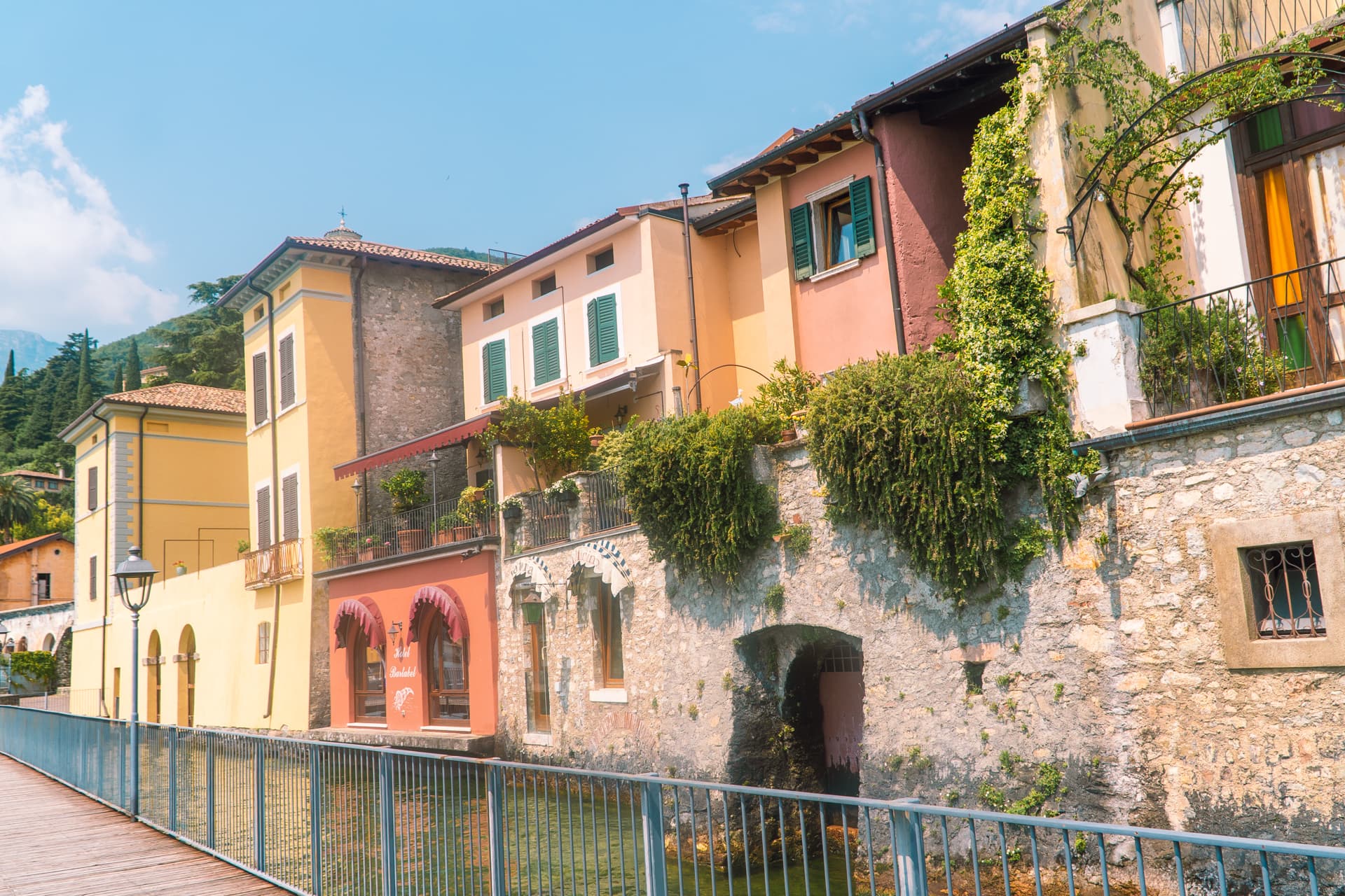 Kolorowe zabudowania Gargnano | Co zobaczyć nad Jeziorem Garda ?