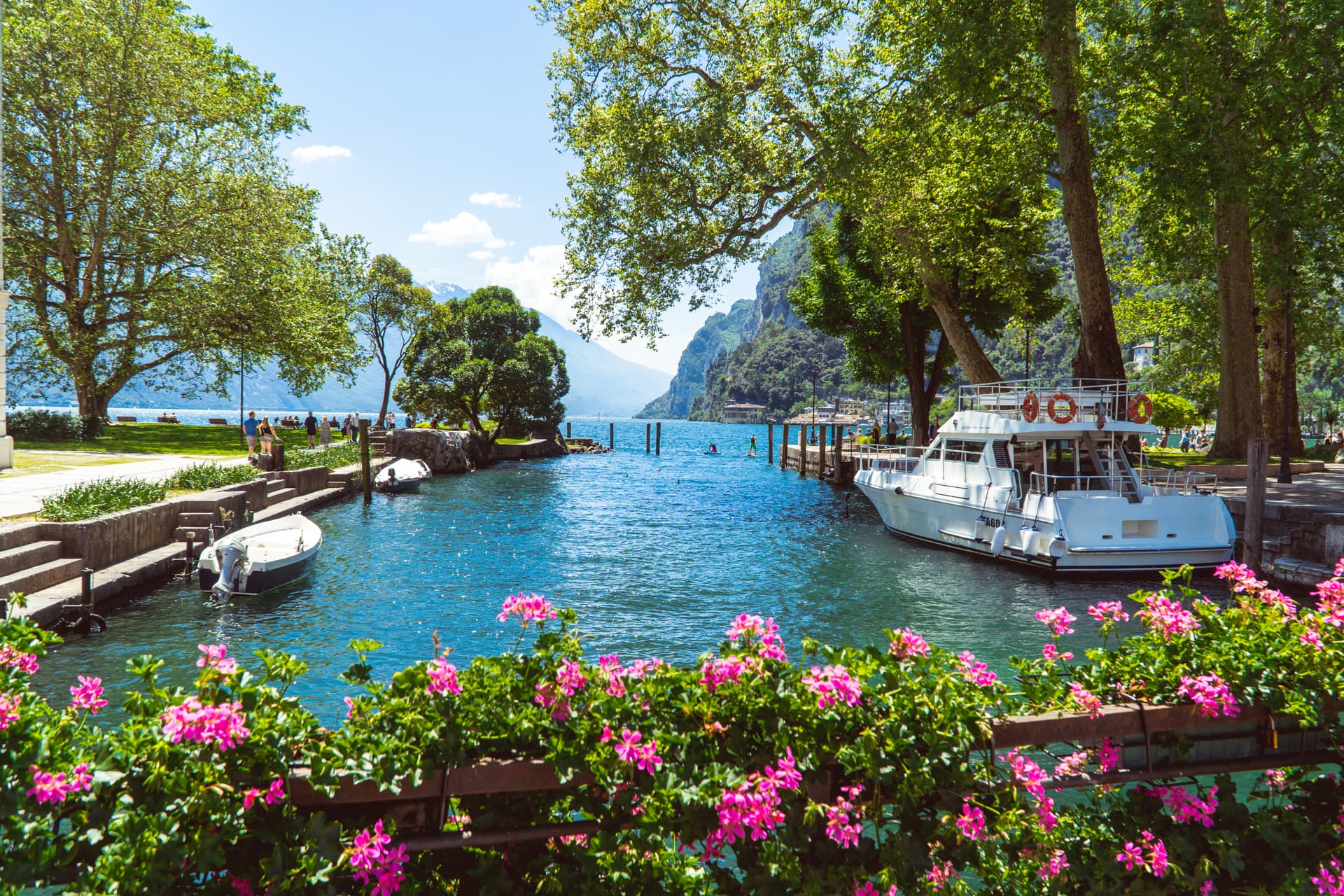 Wybrzeże jeziora w Riva del Garda | Jak dostać się nad Jezioro Garda ? 