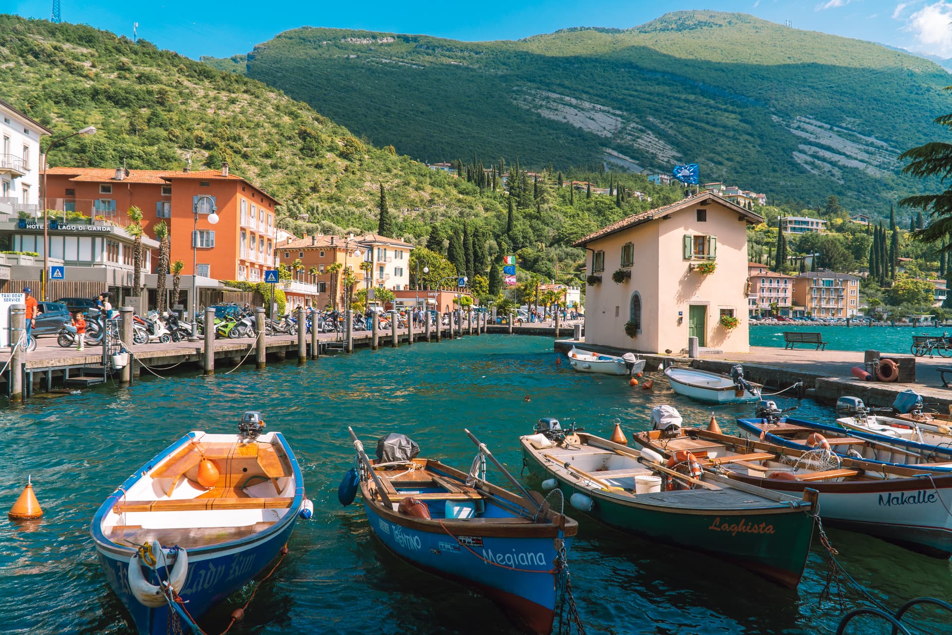 Niewielki port w Torbole | Jak dostać się nad Jezioro Garda ? 