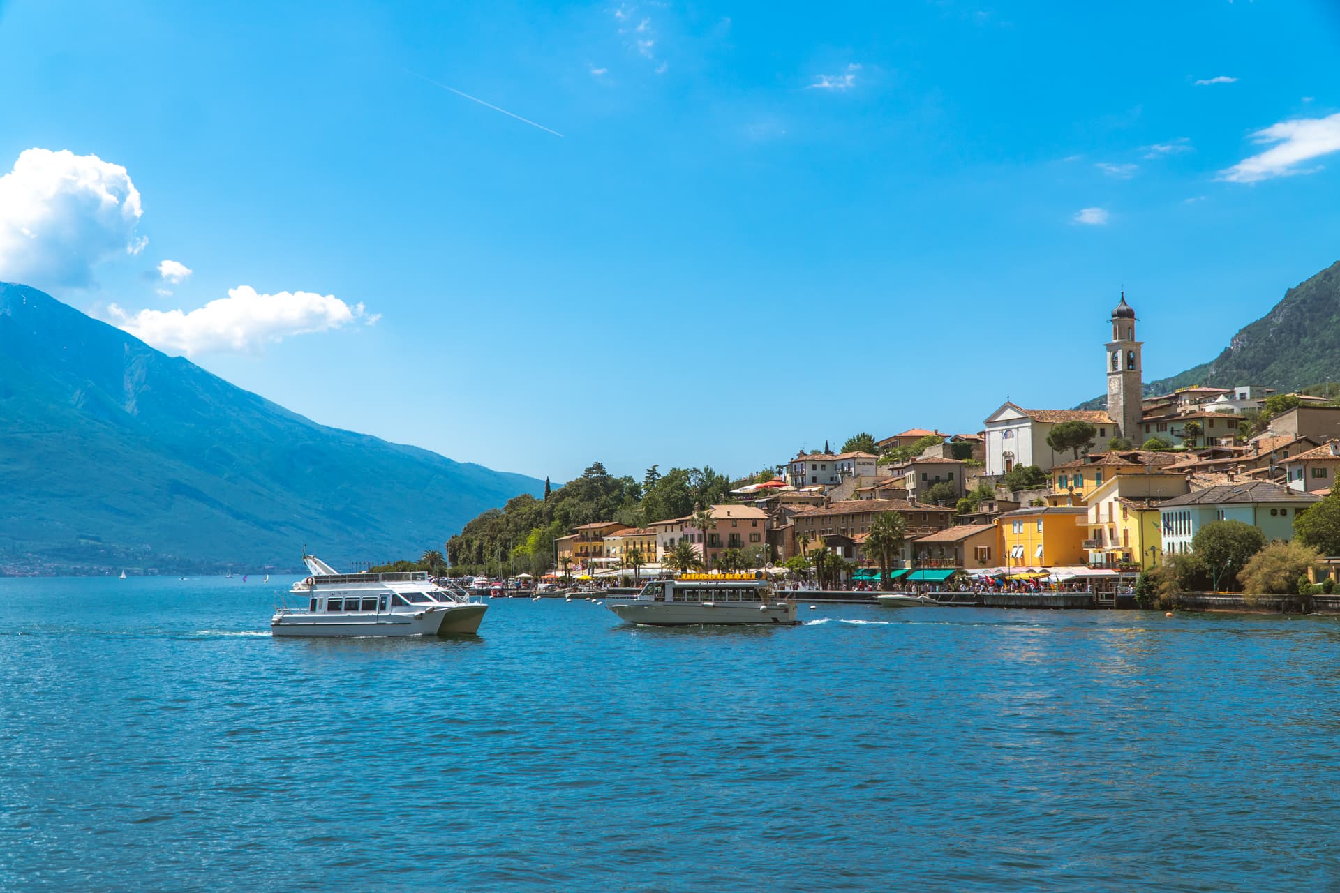 Widok z jeziora na Limone sul Garda | Jak dostać się nad Jezioro Garda ? 
