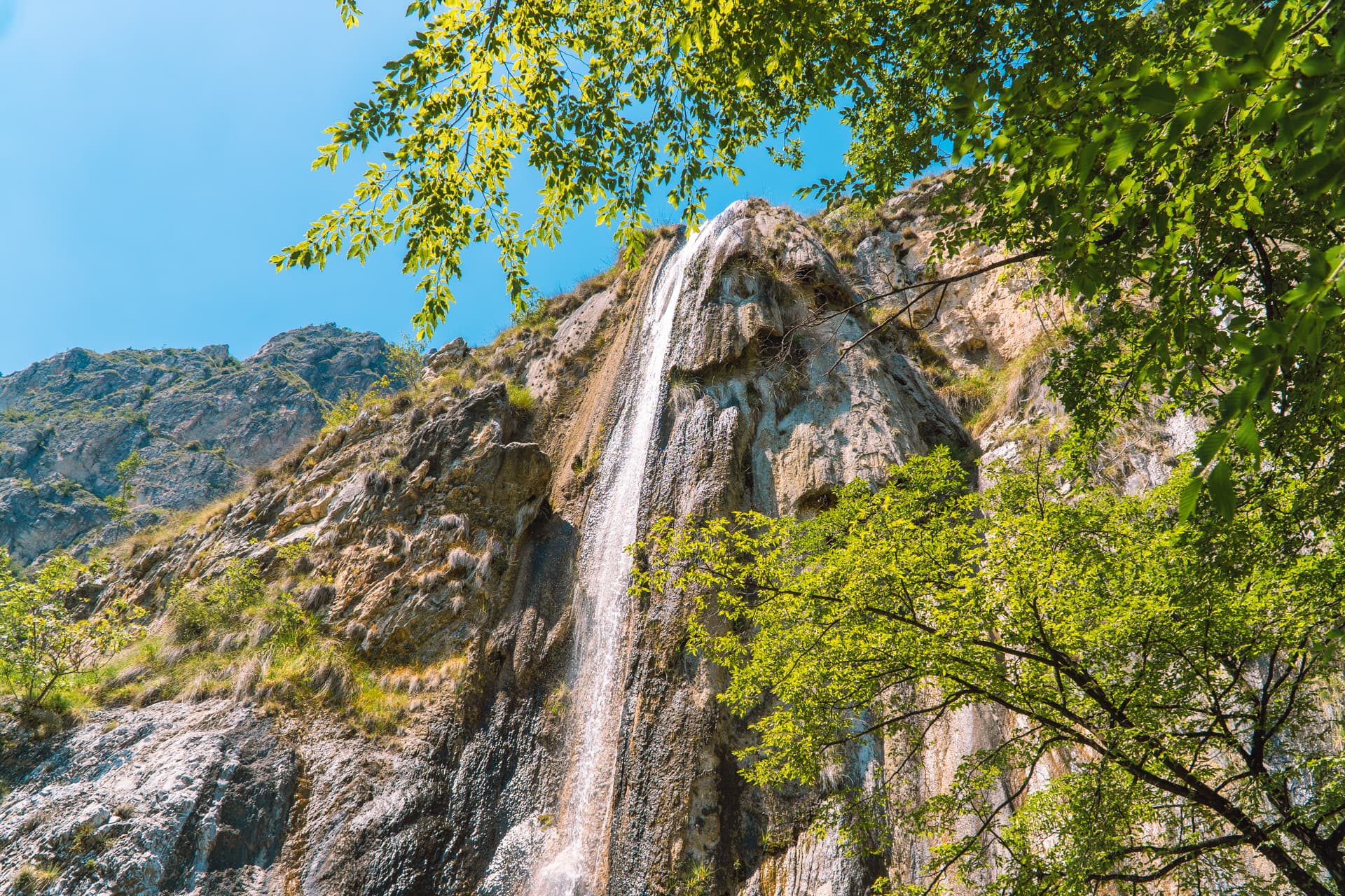 Wysoki wodospad Sapiano koło Limone | Jezioro Garda informacje praktyczne