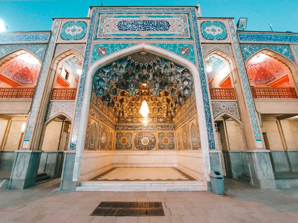Barwne mauzoleum w Sziraz w Iranie