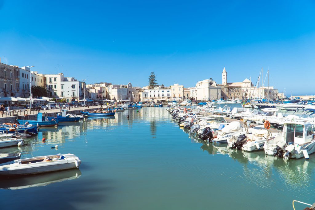 Port i katedra w Trani | Najładniejsze miasteczka w Apulii