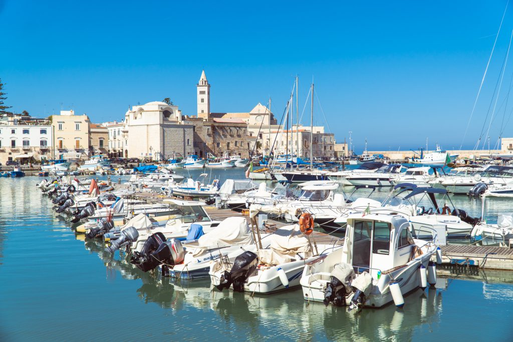 Widok na port i katedrę w Trani | Plan wyjazdu do Apulii