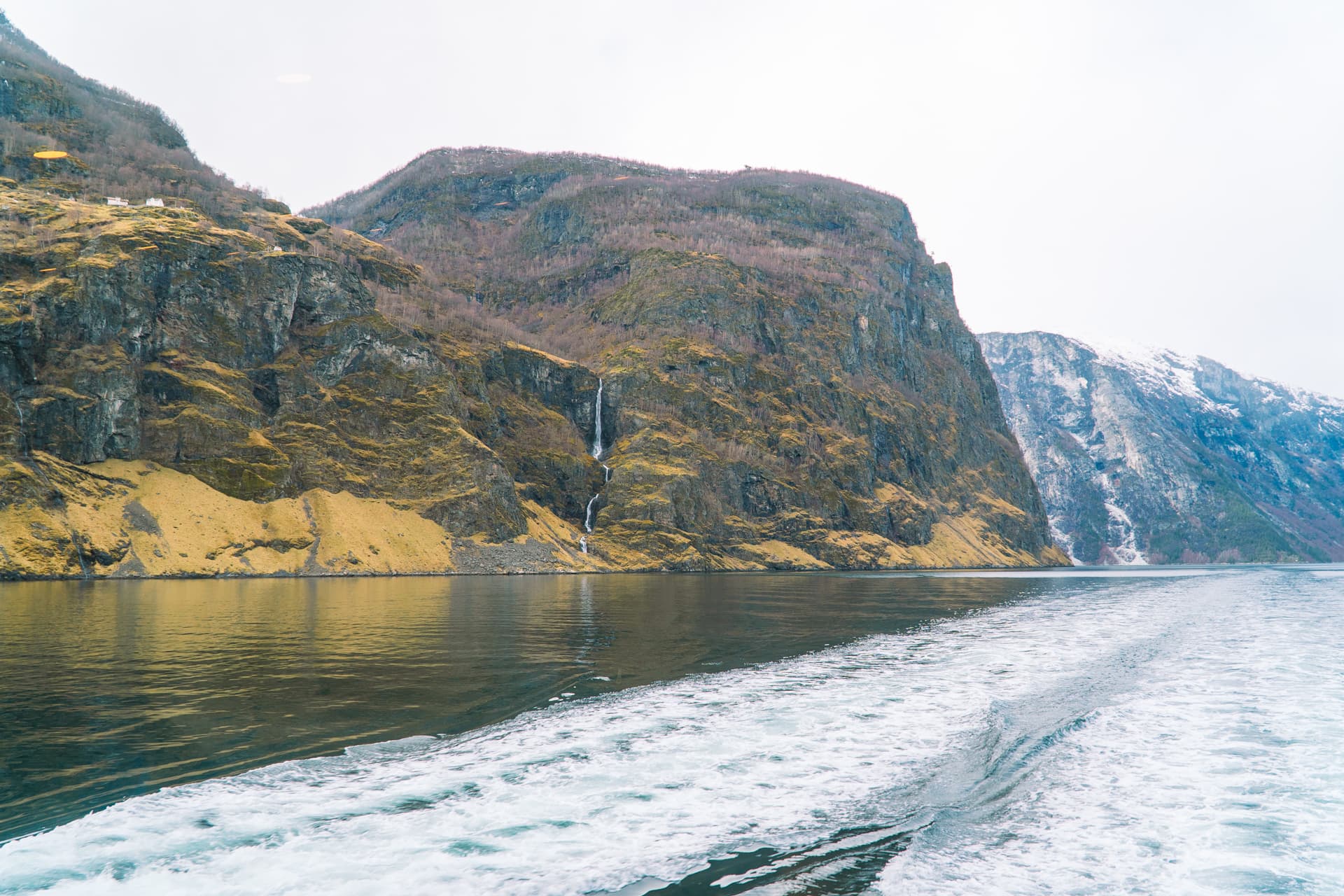 Wodospady nad fiordami | Rejs po fiordach w Norwegii