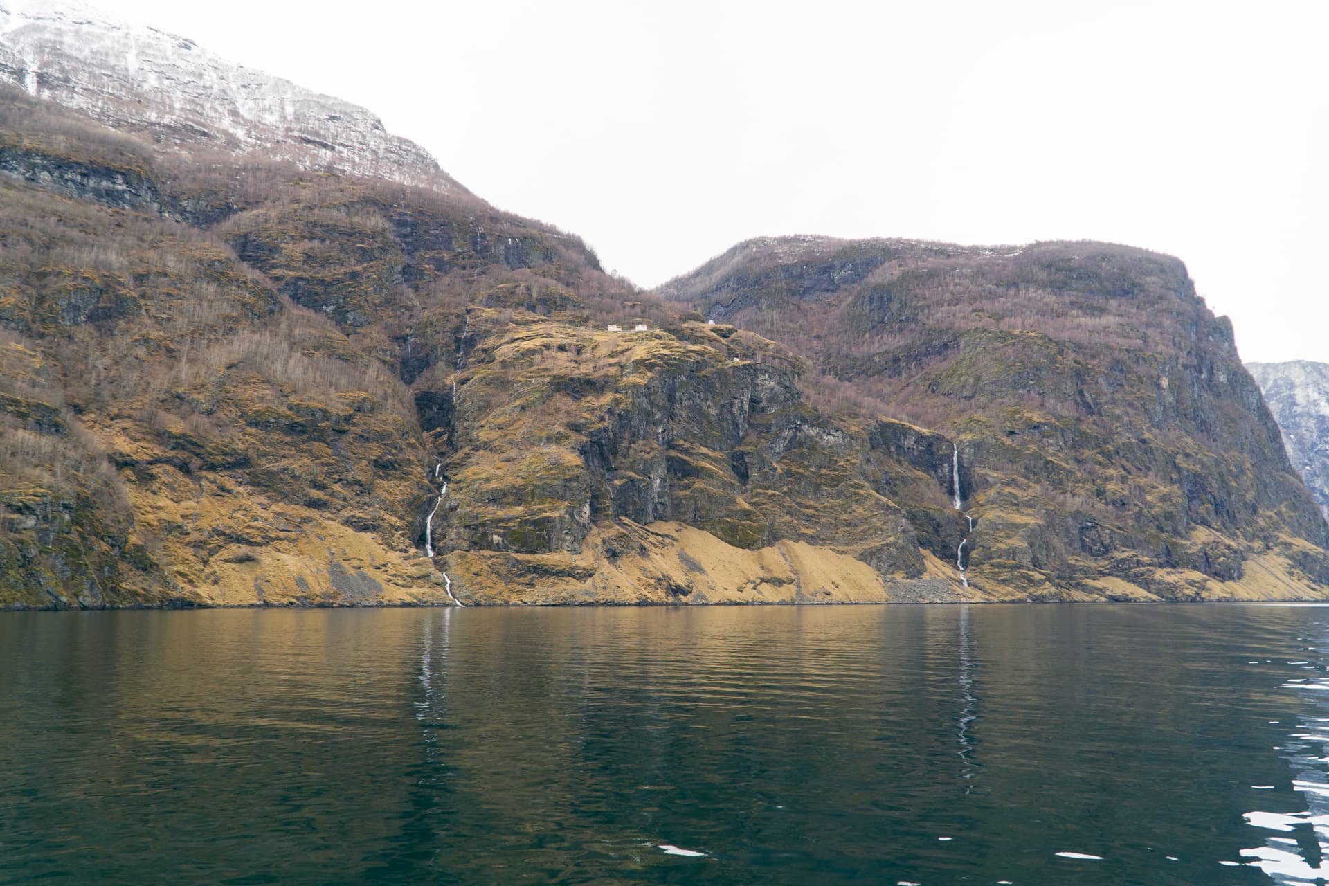 Liczne wodospady przy fiordach Rejs po fiordach w Norwegii