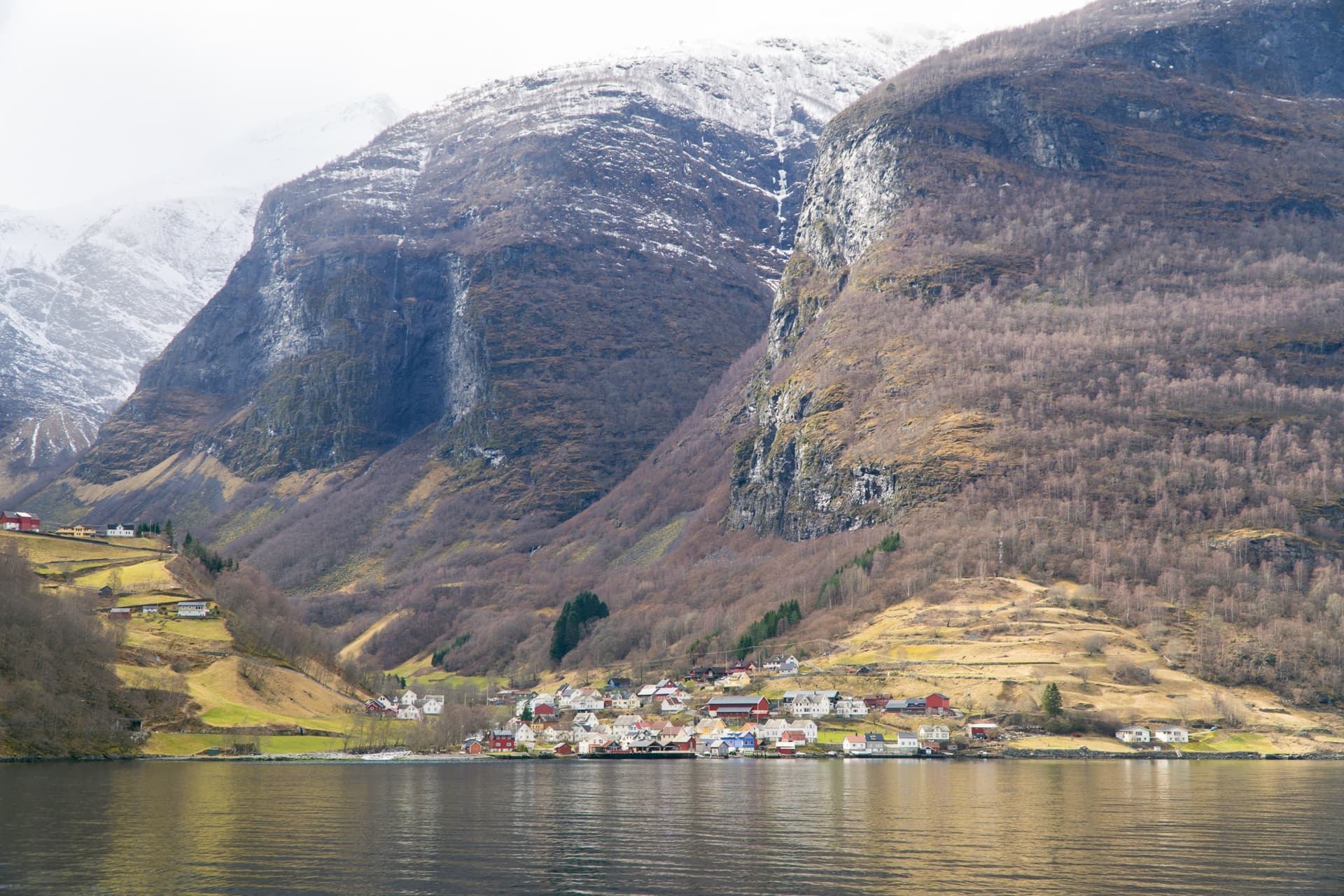 Widoki ze statku płynącego po fiordach | Rejs po fiordach w Norwegii