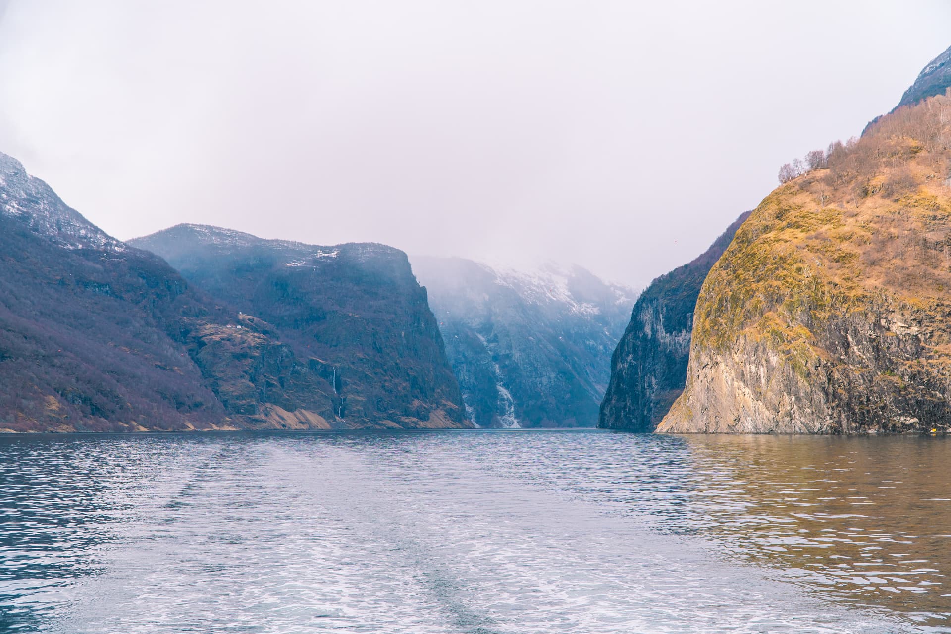 Statek płynący po fiordach | Rejs po fiordach w Norwegii