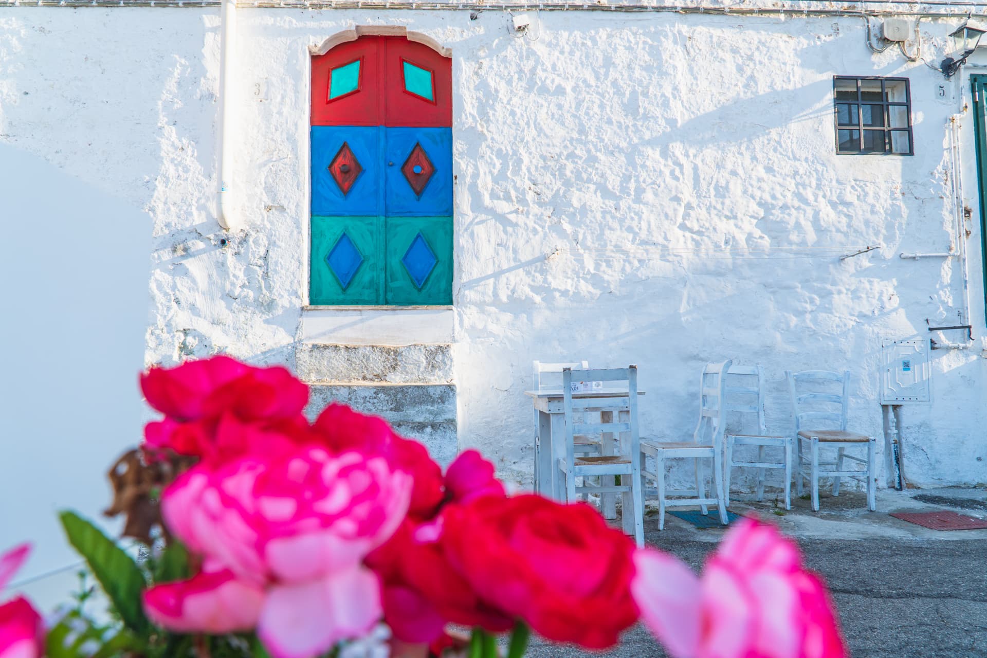 Kolorowe drzwi w Ostuni Najładniejsze miasteczka w Apulii