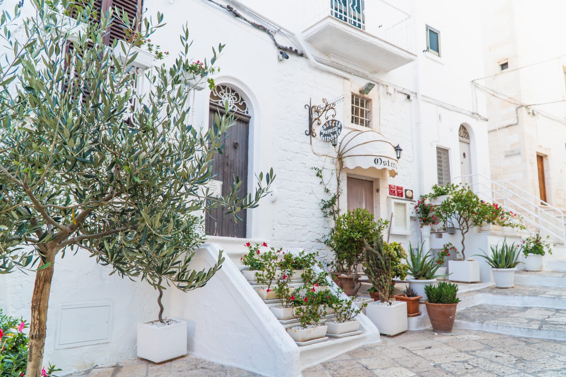 Białe ulice w Ostuni | Najładniejsze miasteczka w Apulii