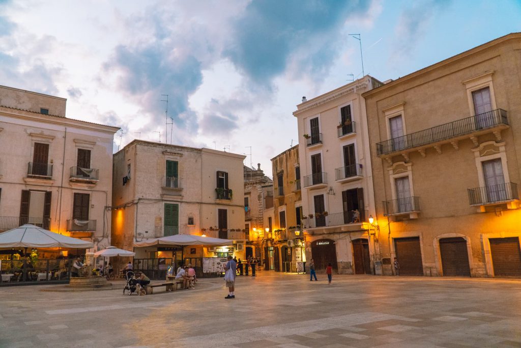 Jeden z głównych placów w Bari | Najładniejsze miasteczka w Apulii