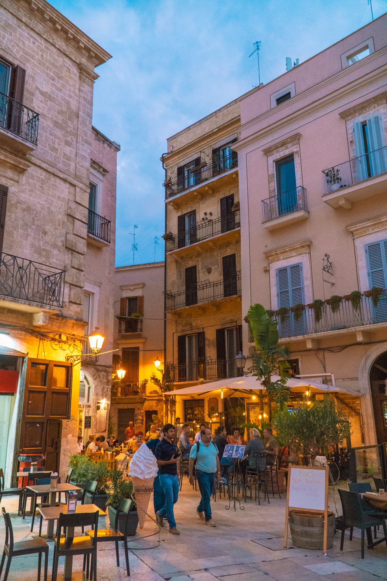 Bari w nocy | Plan wyjazdu do Apulii