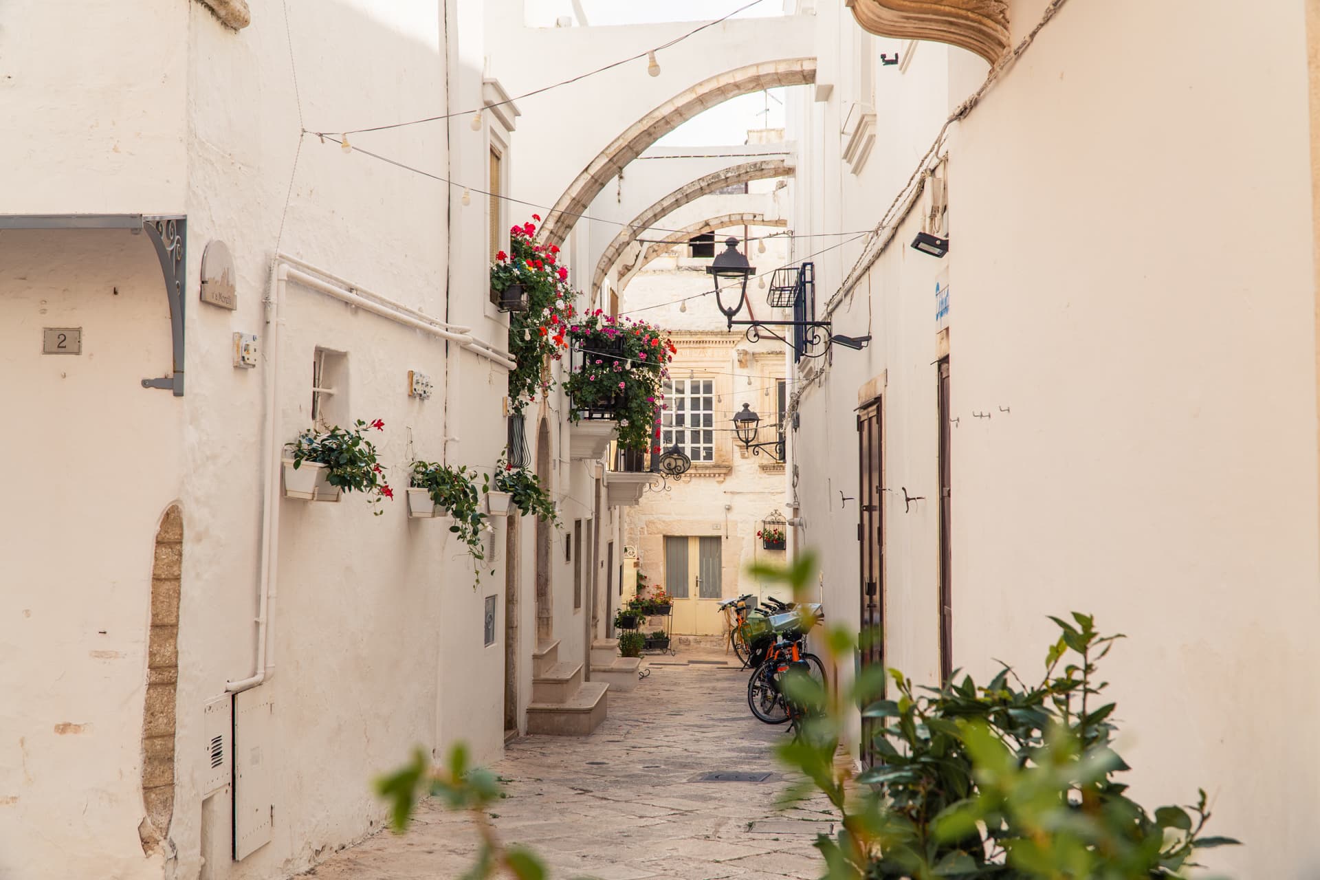 Białe ulice Locorotondo w Apulii
