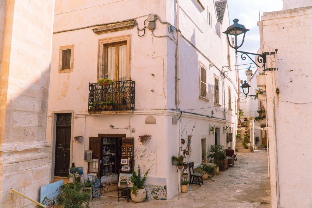 Urocze sklepy przy uliczkach w Locorotondo w Apulii