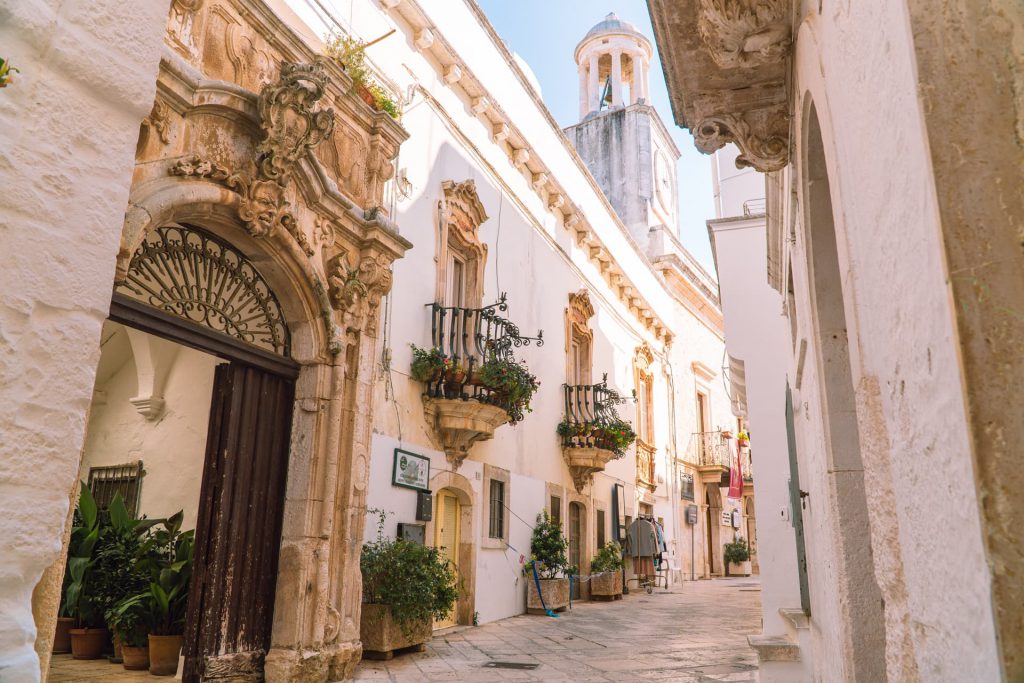 Jedna z najpiękniejszych ulic w Locorotondo | Najładniejsze miasteczka w Apulii