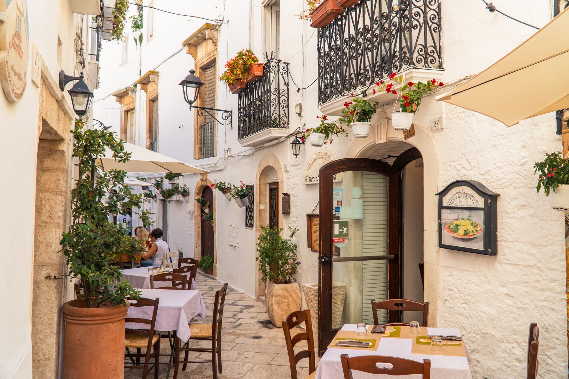 Restauracje z wąskich uliczkach Locorotondo | Najładniejsze miasteczka w Apulii