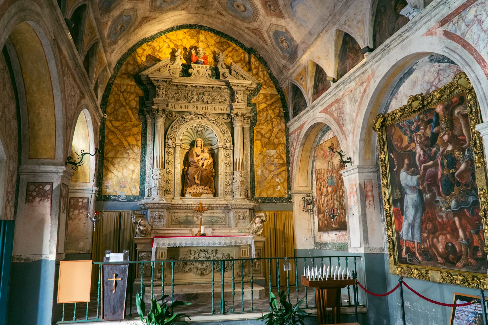Wnętrze kościółka Monte Purgatorio w Martina Franca 