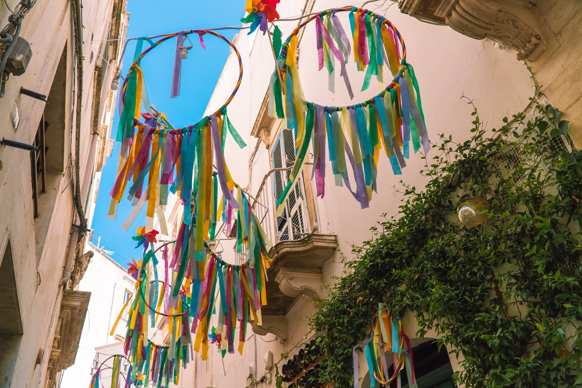 Kolorowe instalacje na ulicach Martina Franca | Najładniejsze miasteczka w Apulii