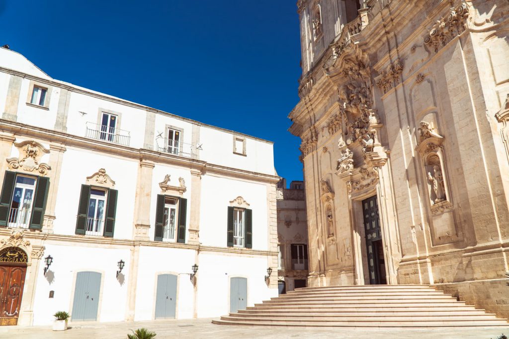 Przepiękna fasada barokowej bazyliki w Martina Franca
