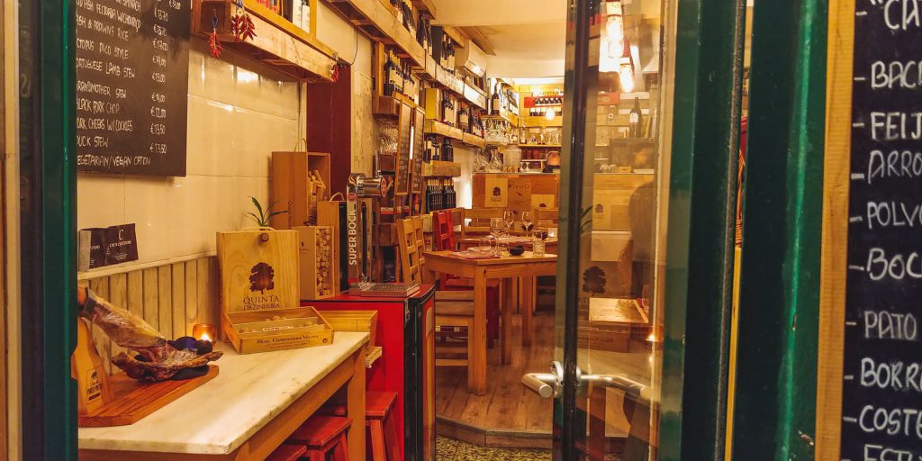 Wnętrze Alfama Cellar | Gdzie zjeść w Lizbonie?