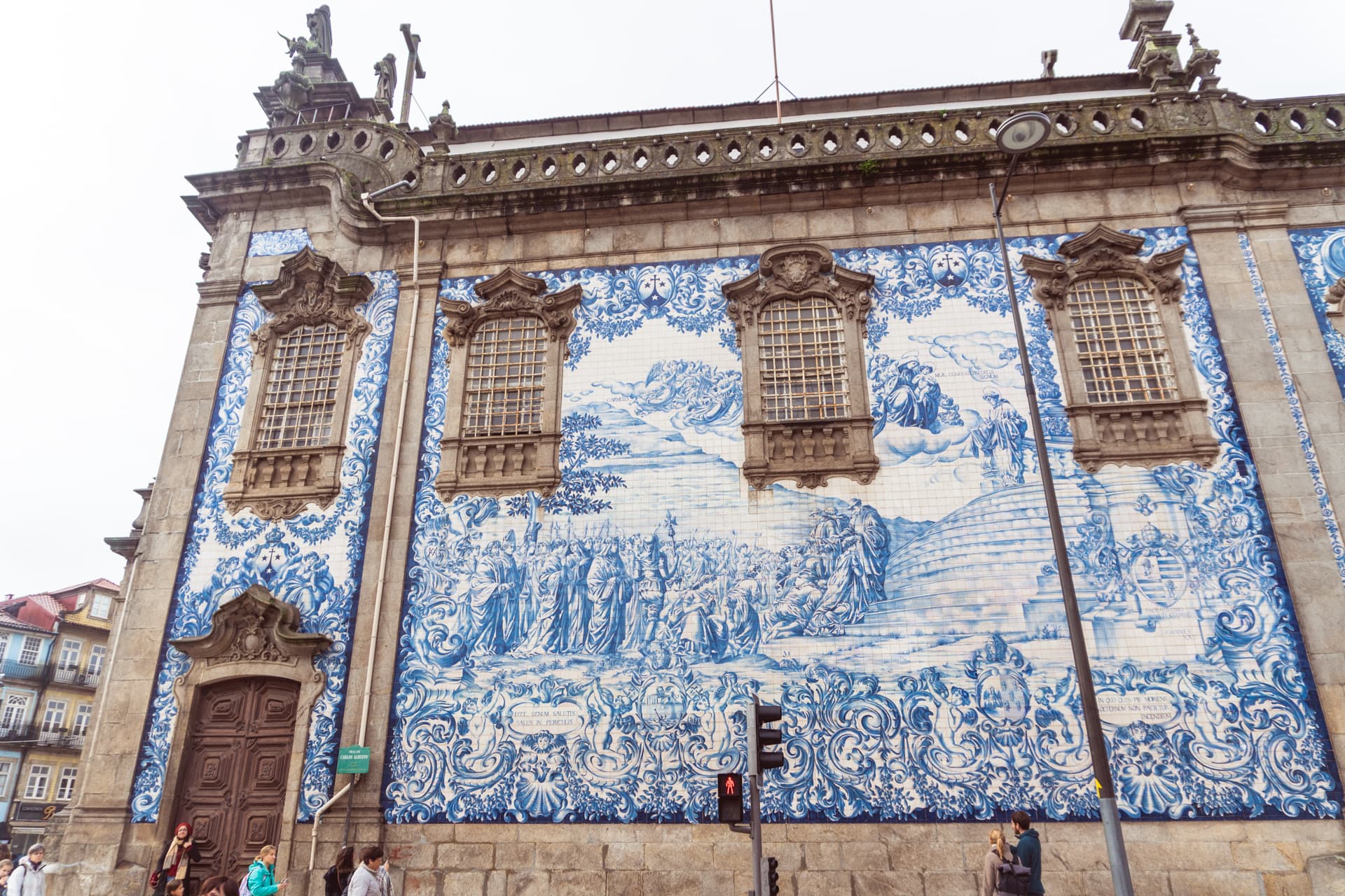 Boczna ściana Igreja das Carmelitas w Porto wyłożóna azulejos