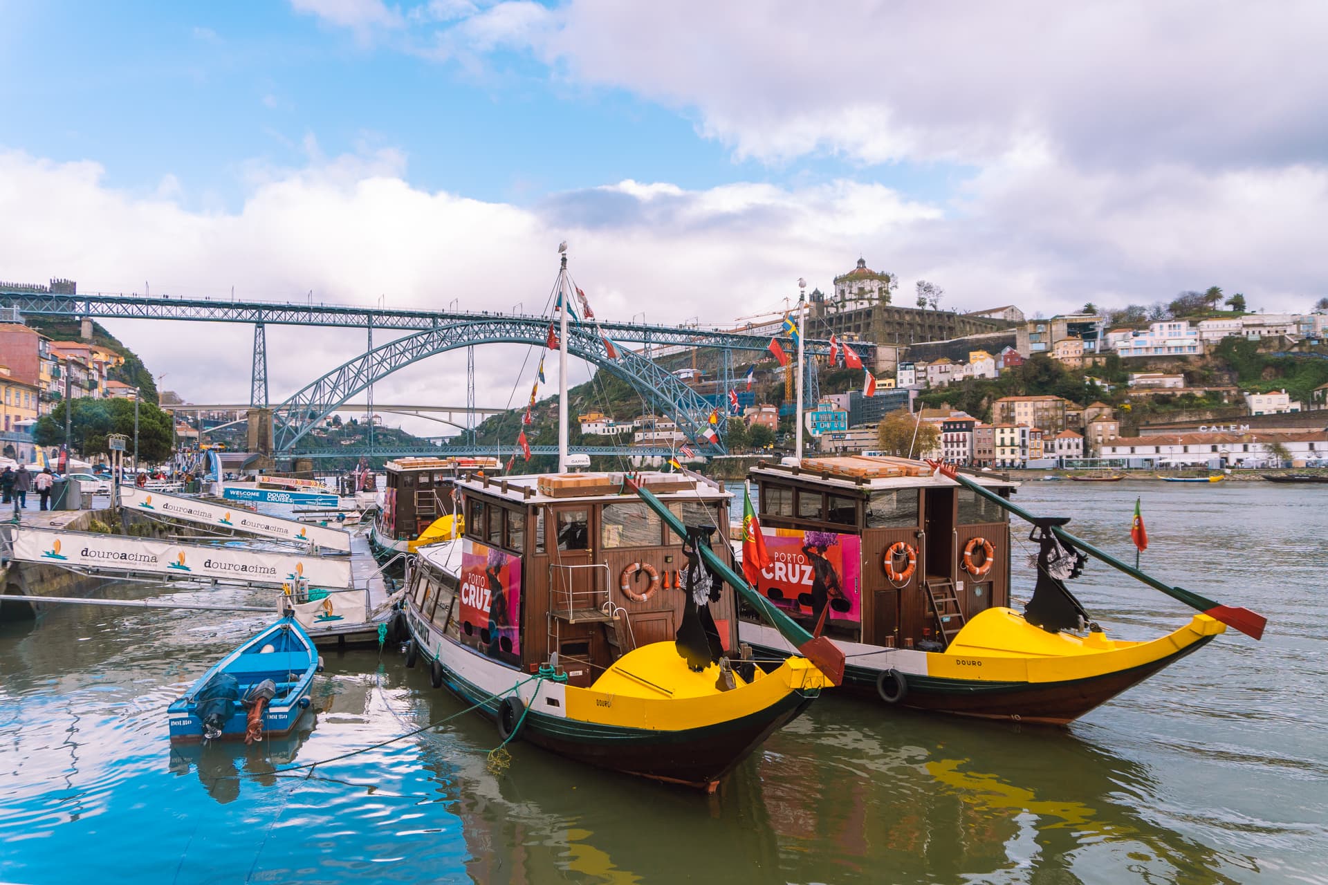 Tradycyjne łódki transportujące wino w Porto