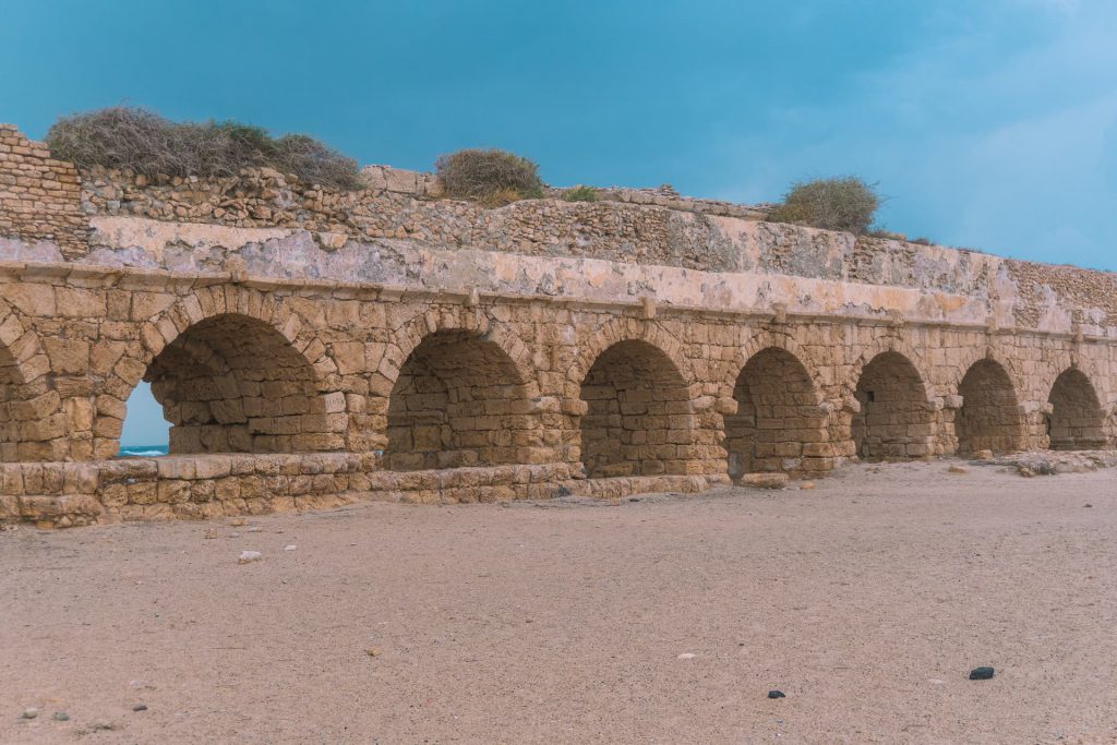 Akwedukt rzymki w Cezarei Nadmorskiej | Izrael od a do z 