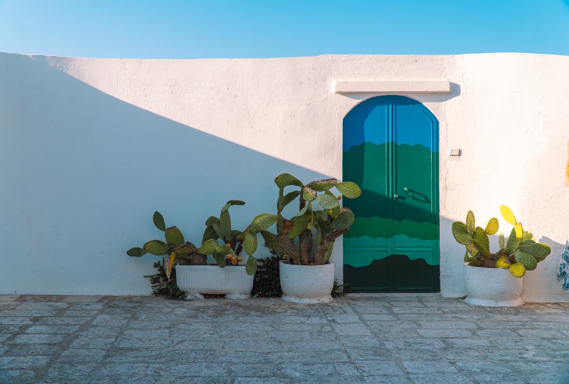 Niebieskie drzwi z kaktusami w Ostuni, Apulia