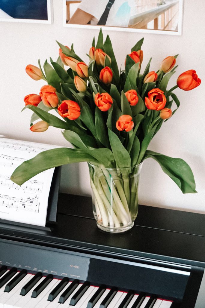 Bukiet tulipanów na pianinie | Zakupy w czasie kwarantanny