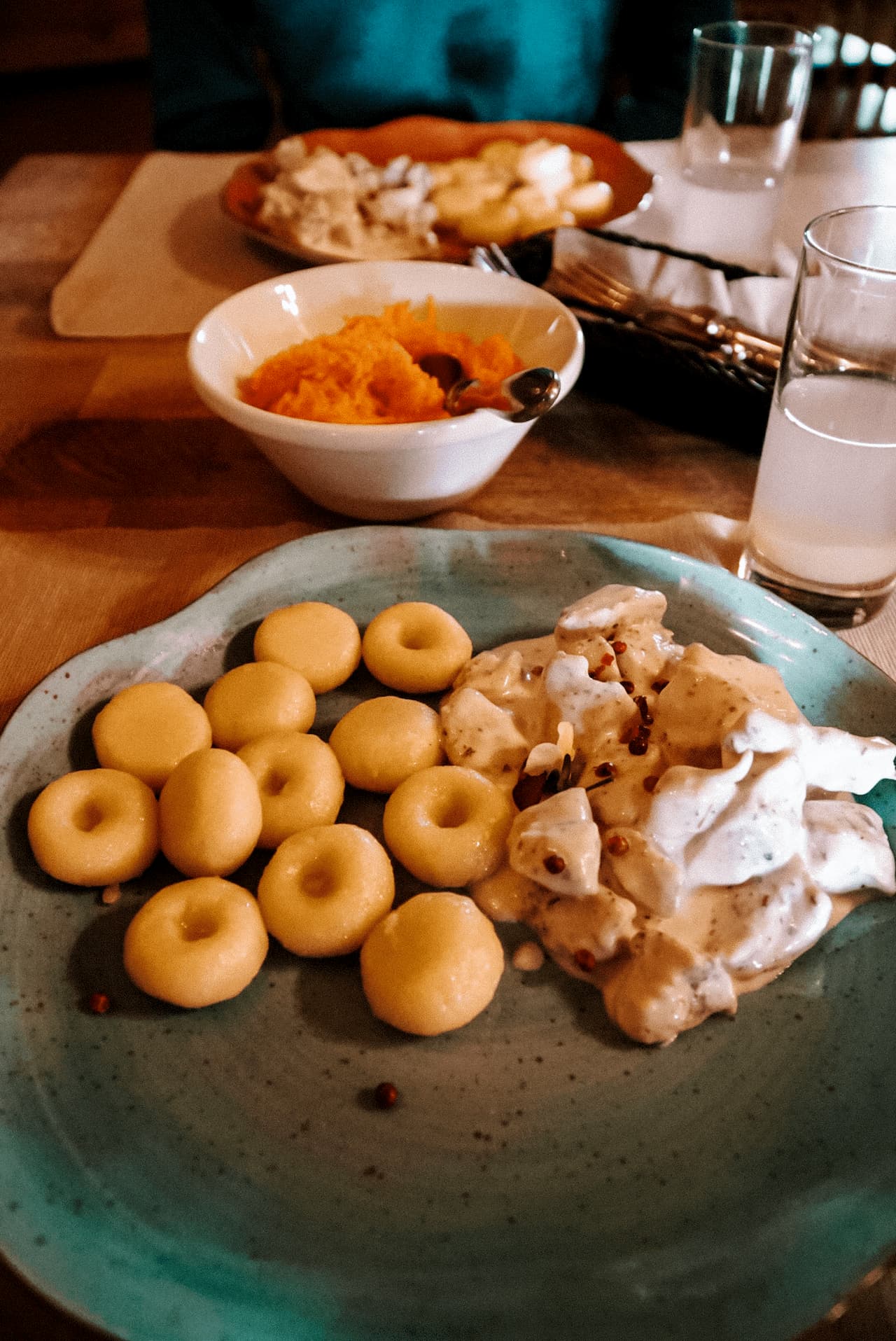 Kluski śląskie z kurczakiem w sosie śmietanowym w restauracji Villa Greta