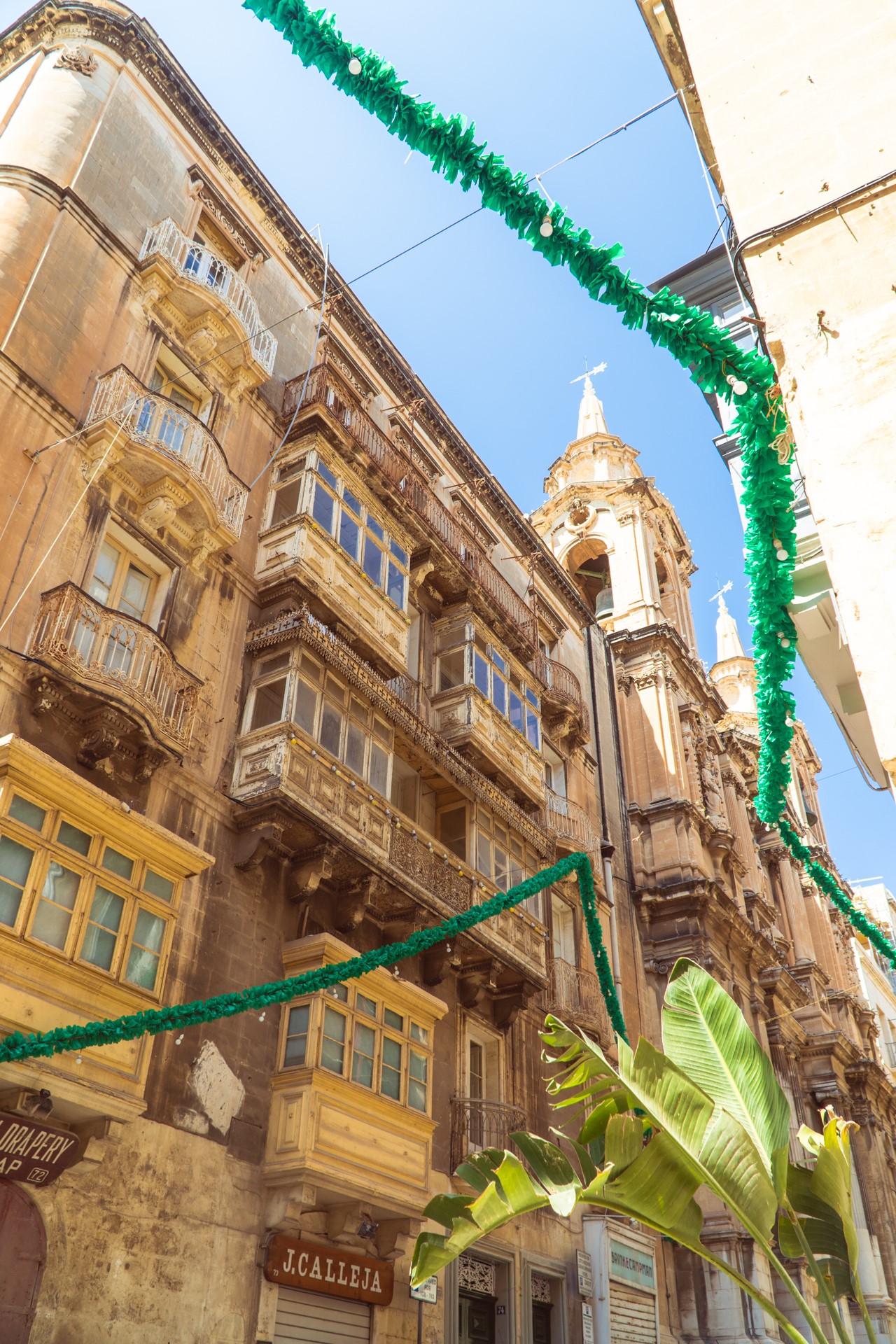 Kolorowe balkony w Vallettcie | Malta