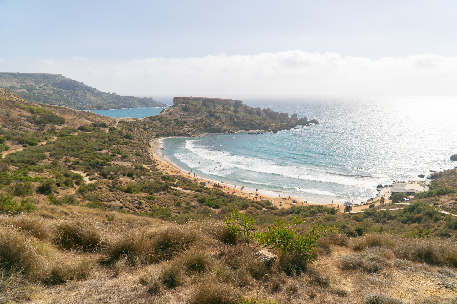 Widok z punktu widokowego na plażę Ghajn Tuffieha | Zwiedzanie Malty