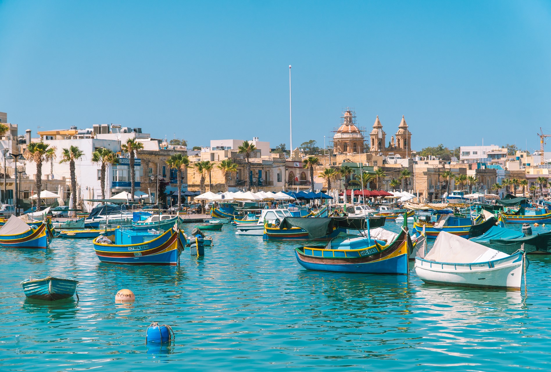 Kolorowe łódki luzzu w mieście Marsaxlokk | Transport na Malcie
