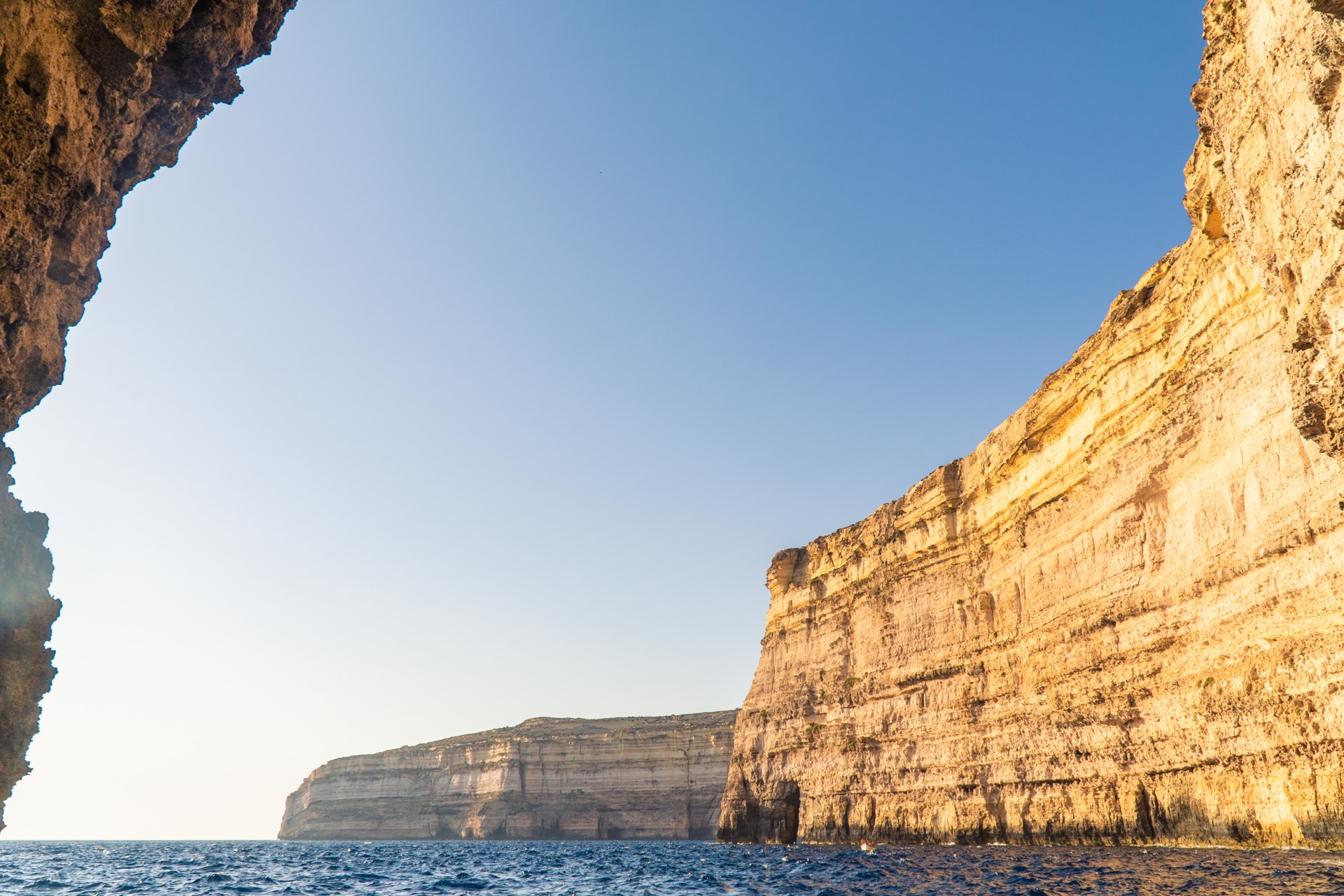 Rejs wzdłuż klifów w zatoce Dwejra na Gozo | Zwiedzanie Malty