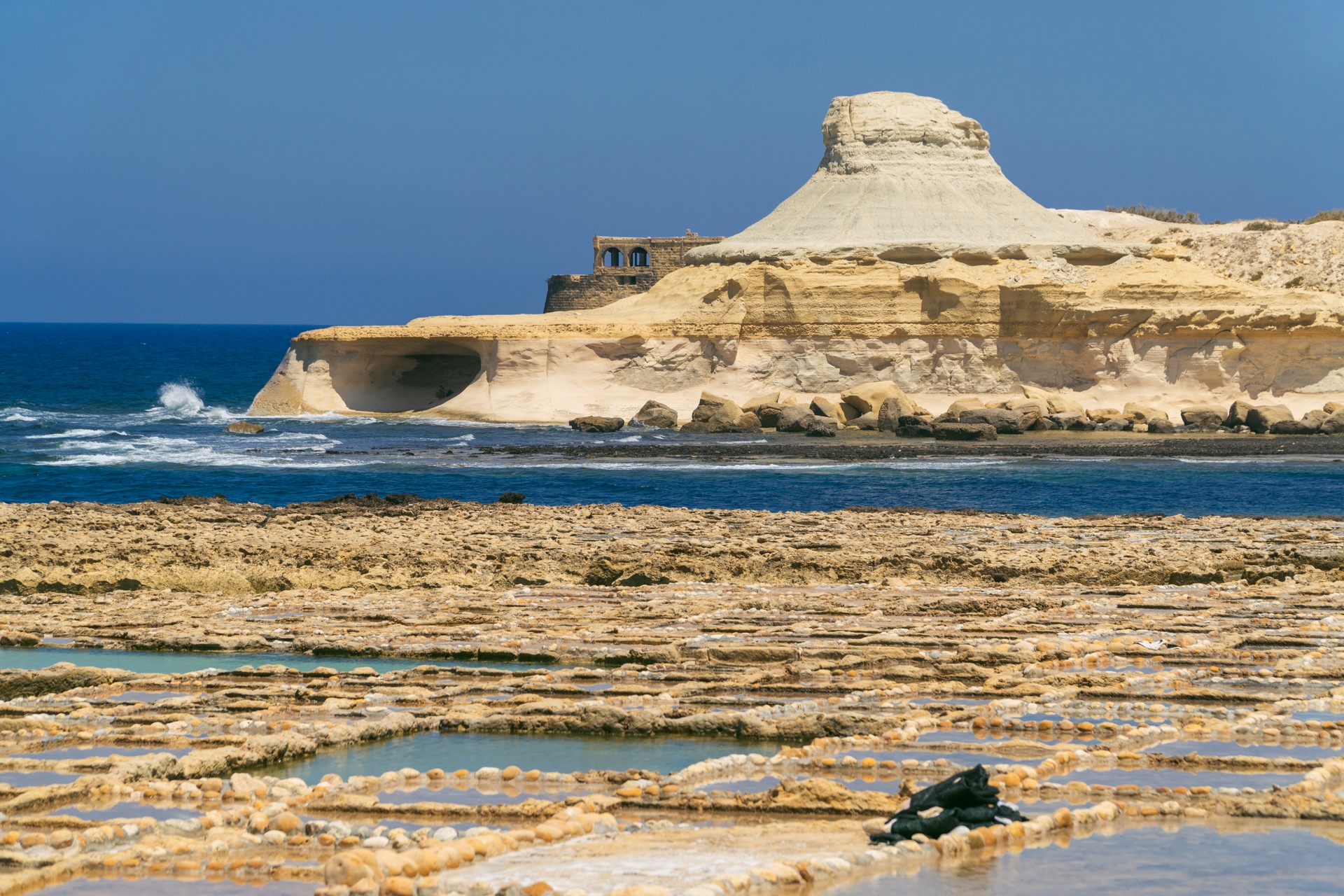 Ciekawe kształty wapiennych skał w zatoce Xwejni | Zwiedzanie Malty
