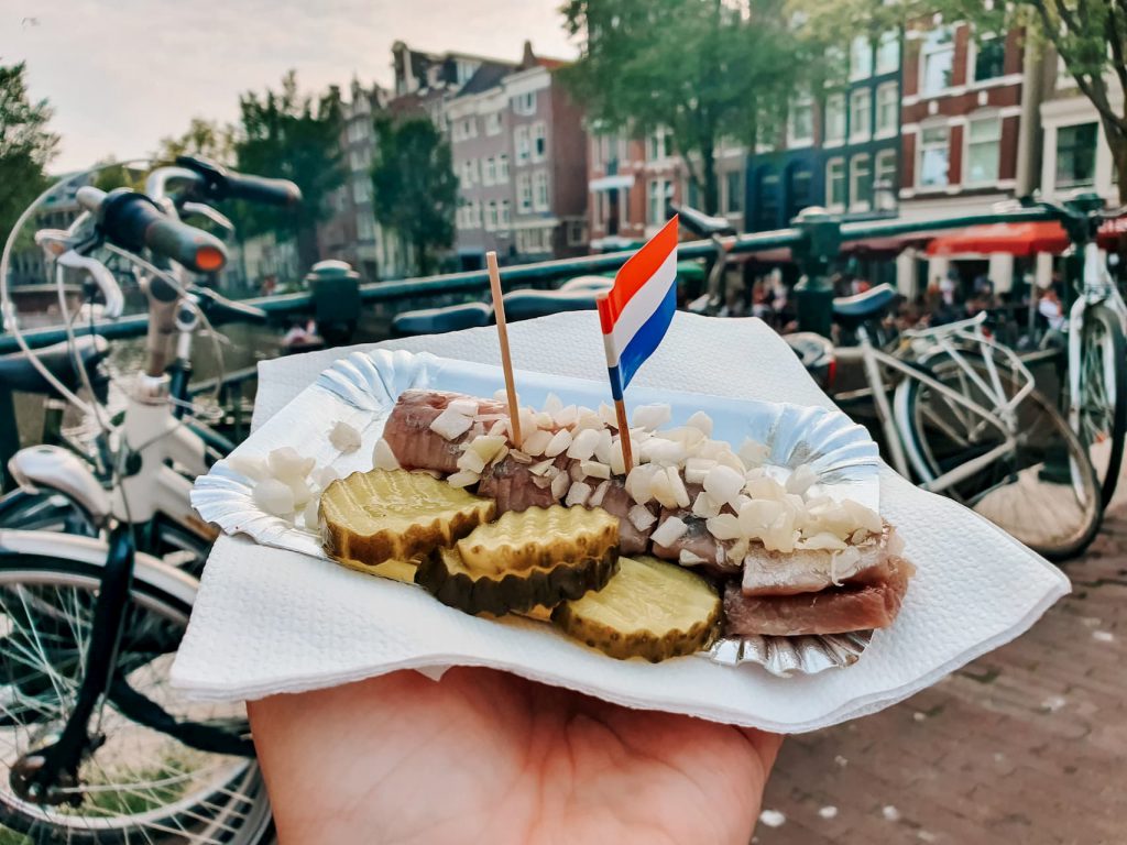 Najlepszy śledź z piklami i cebulą w Henk's Herring | Gdzie zjeść w Amsterdamie?