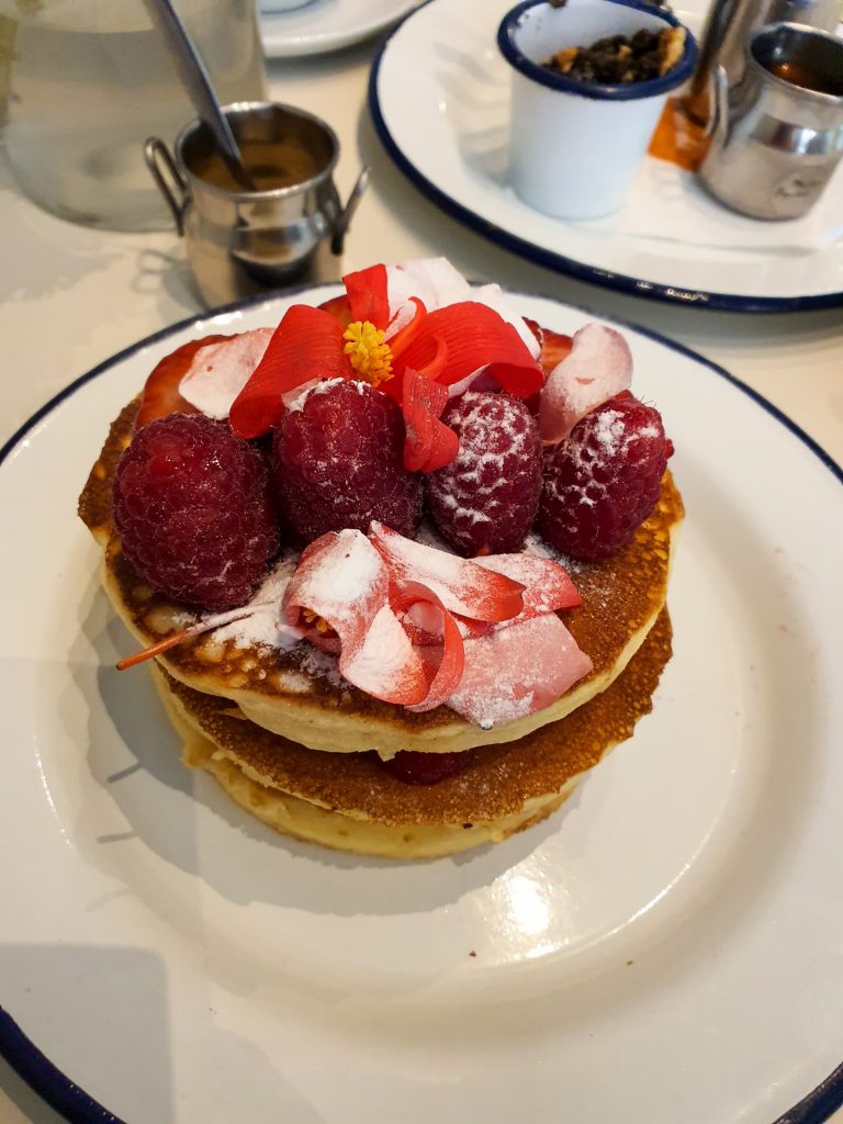 Amerykański naleśnik z owocami w Madame Pancake | Gdzie zjeść w Amsterdamie?