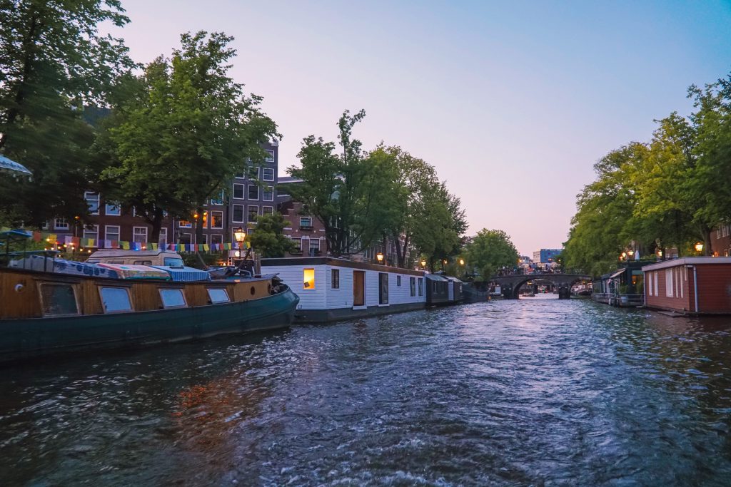 Widok Amsterdamu z łódki | Co zobaczyć w Amsterdamie?