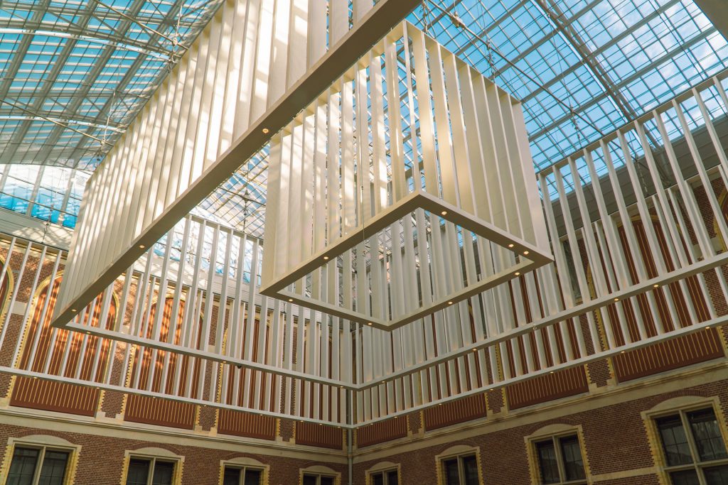Nowoczesny dziedziniec w muzeum Rijksmuseum | Co zobaczyć w Amsterdamie?