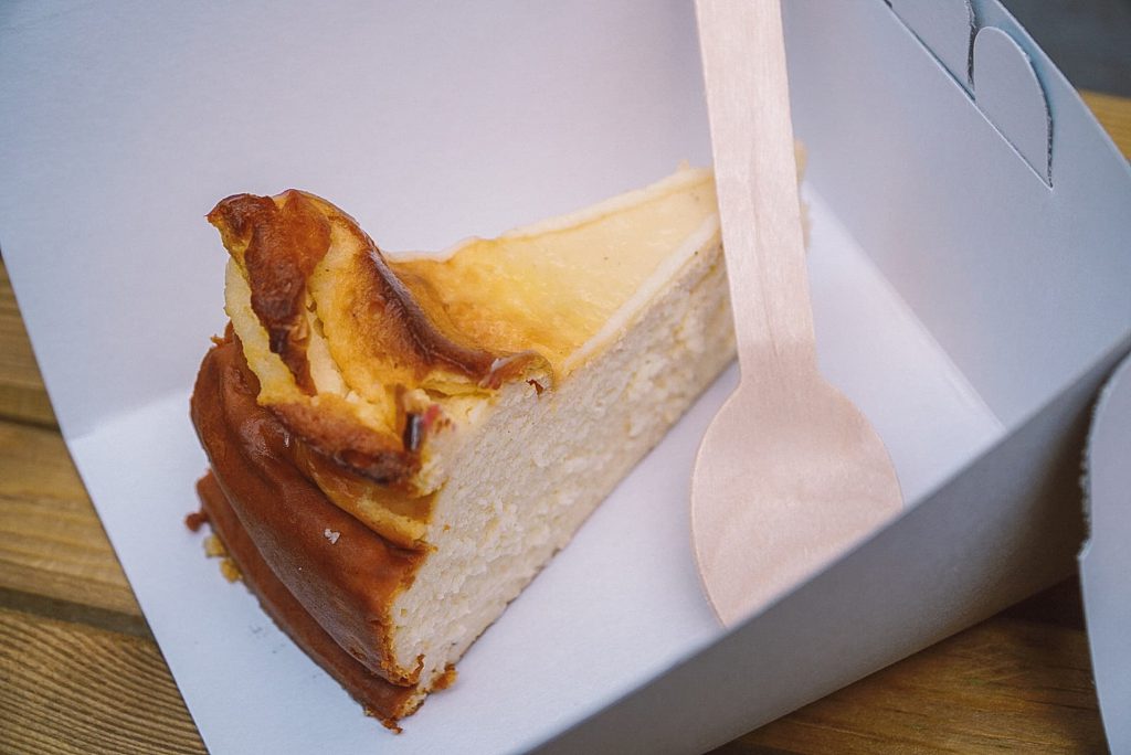 Tradycyjny sernik na deser w Cheesy Cake w Amsterdamie | Gdzie zjeść w Amsterdamie?