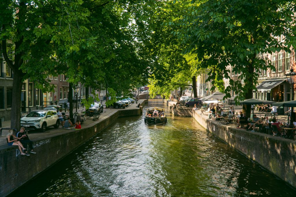 Rejsy łodziami do kanałach w Amsterdamie | Co zobaczyć w Amsterdamie?