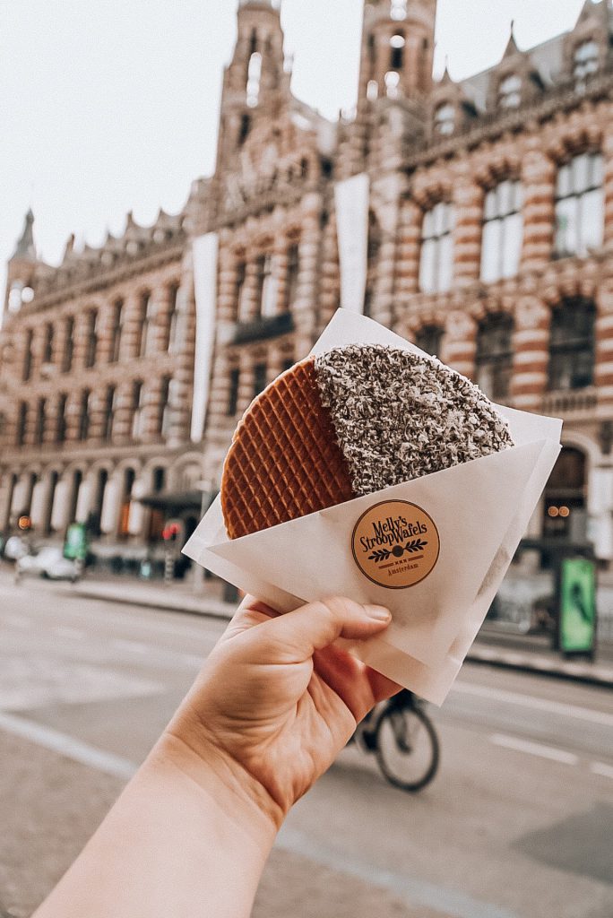 Wafle z syropem na deser w Melly's Cookie Amsterdam | Gdzie zjeść w Amsterdamie?