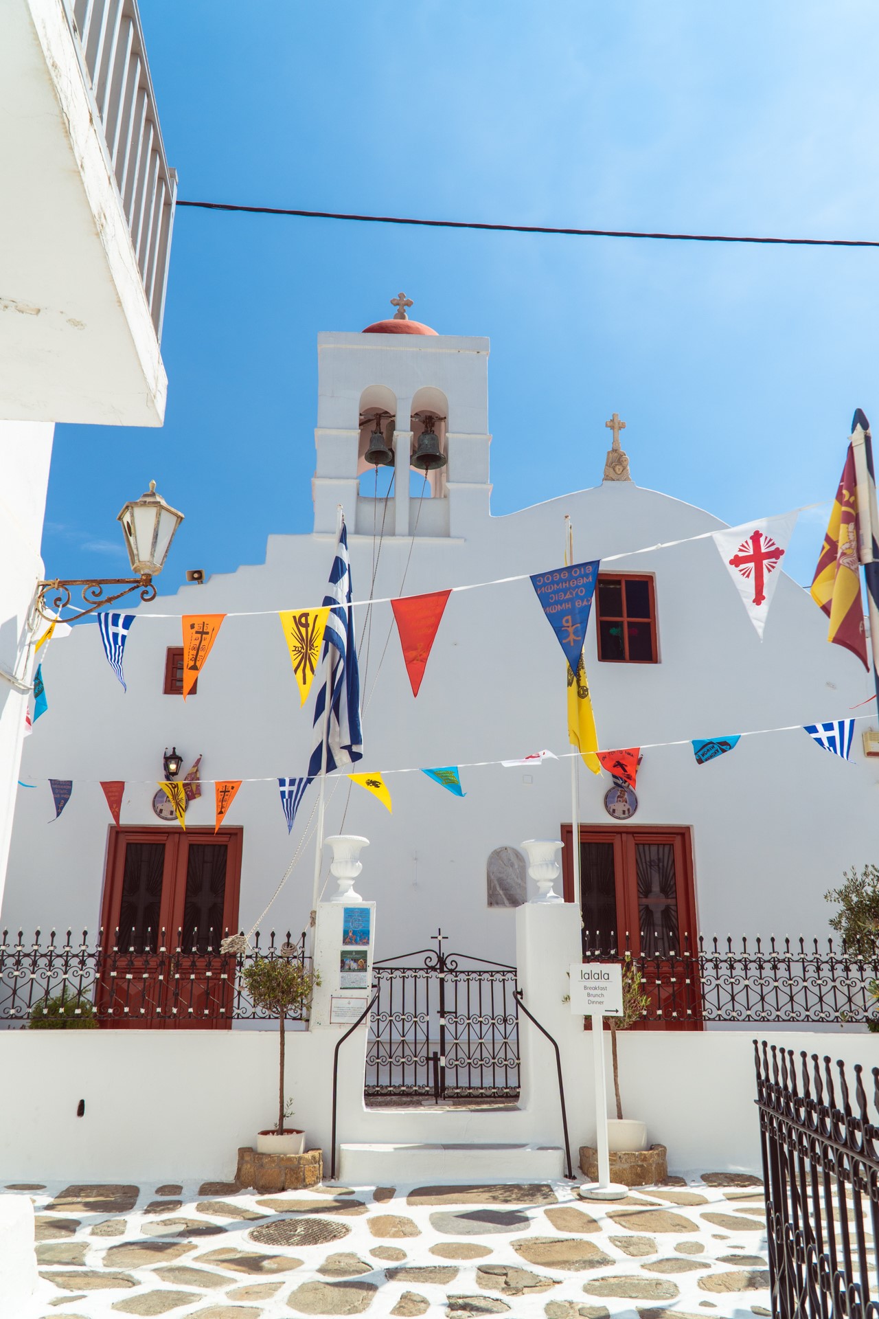 Kolorowe chorągiewki na ulicach miasta Mykonos | Czy warto jechać na Mykonos?