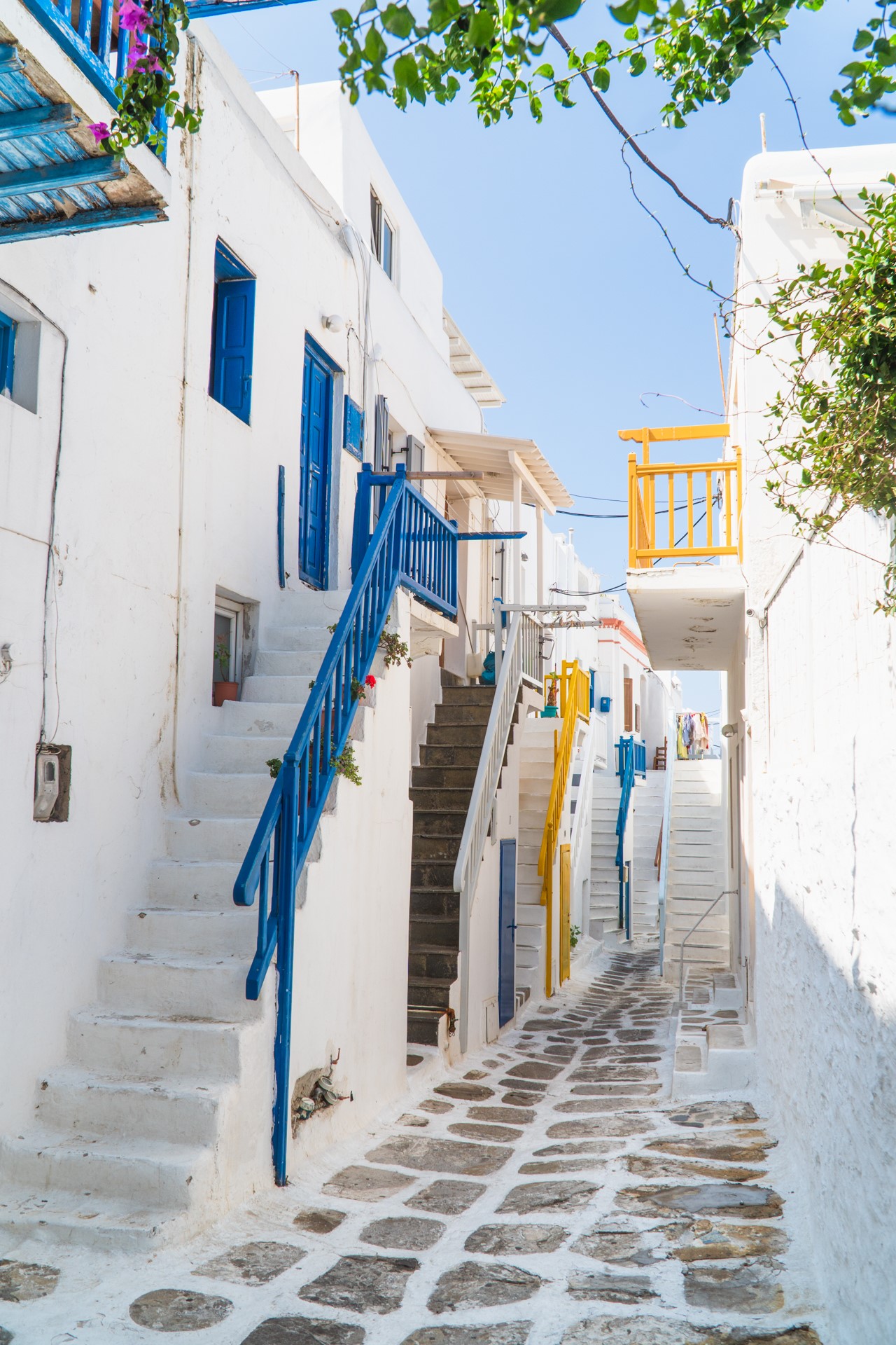 Kolorowe schody na ulicach Mykonos | Czy warto jechać na Mykonos?