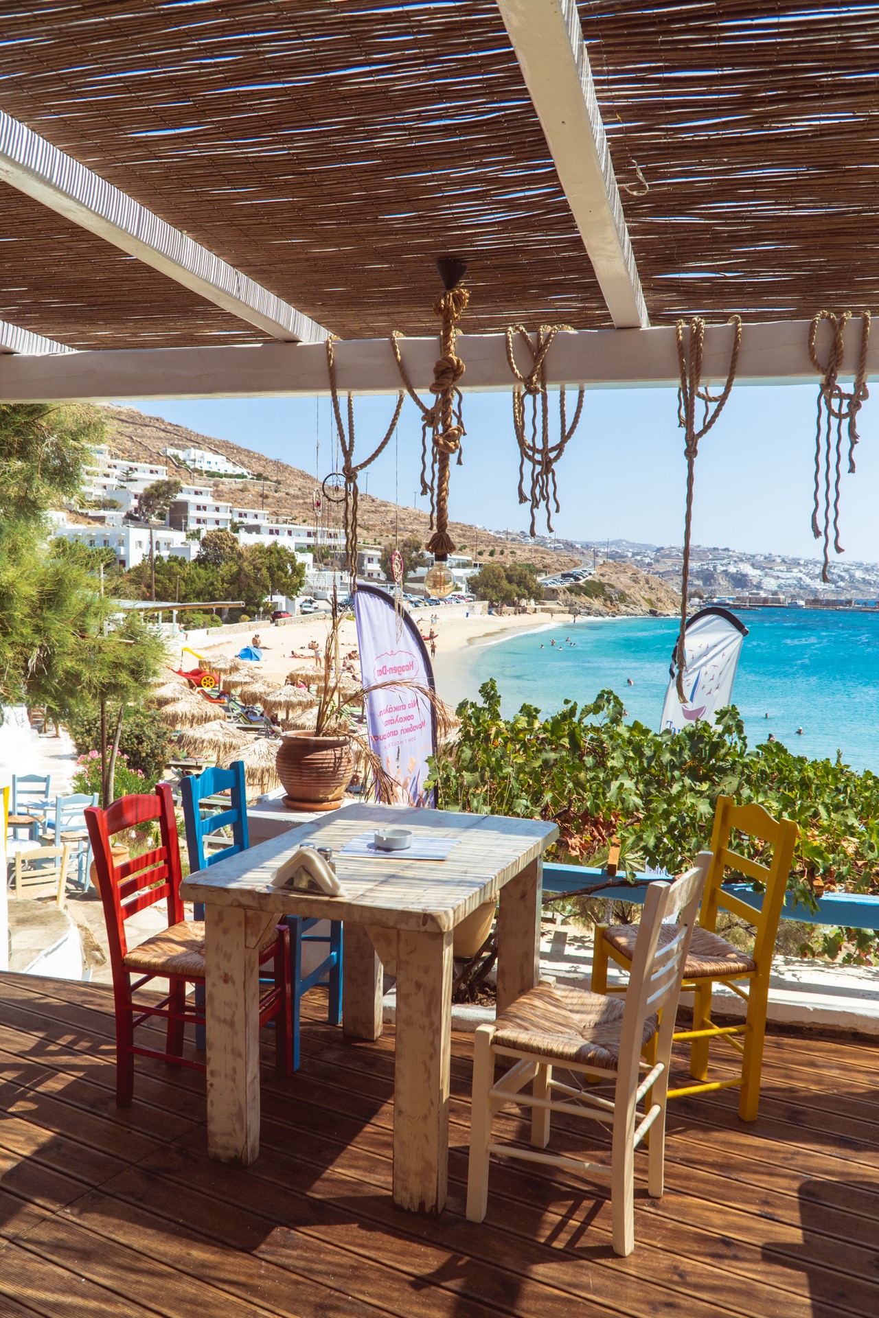 Taras restauracji przy Agios Stefanos | Czy warto jechać na Mykonos?