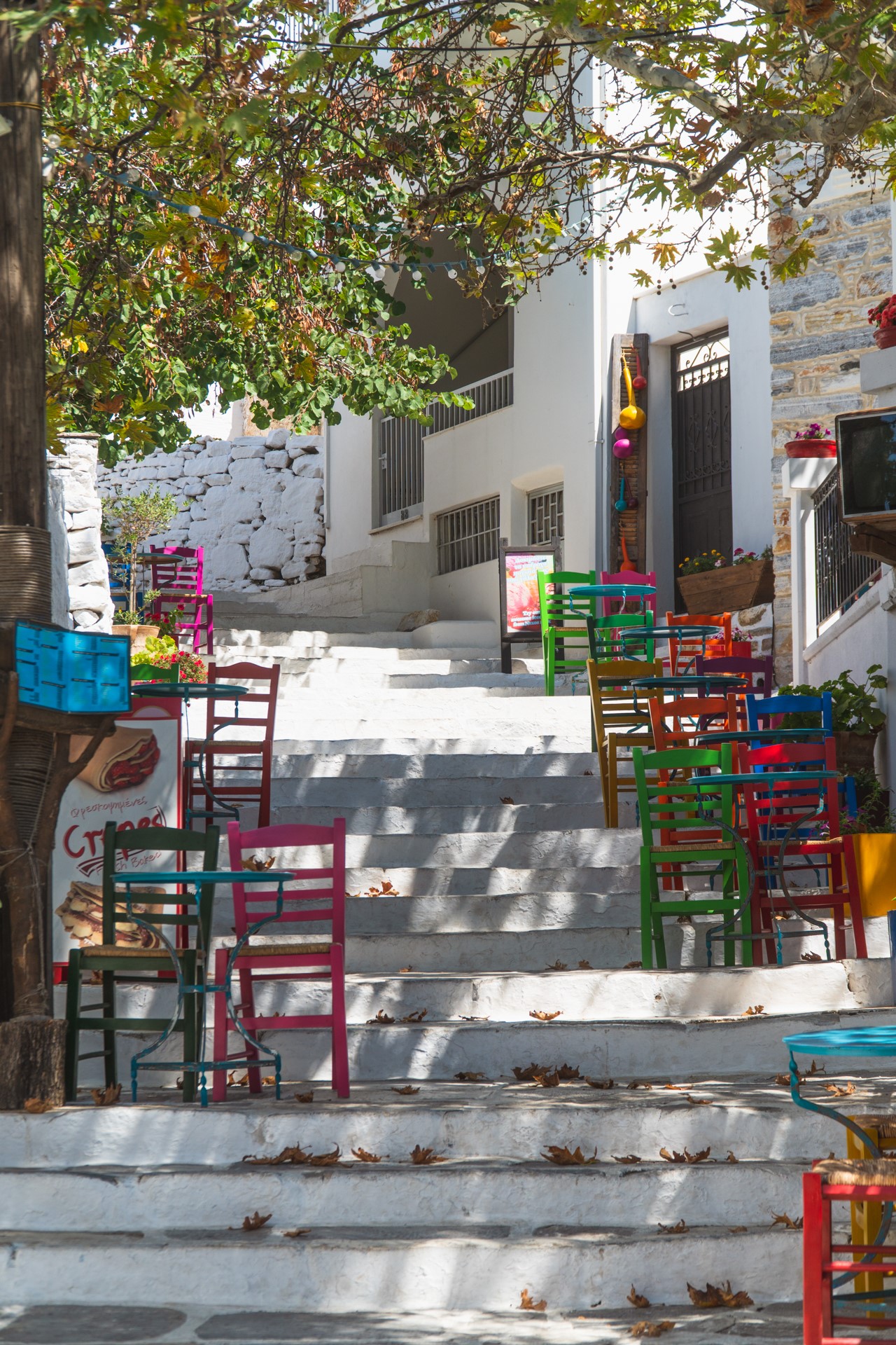 Kolorowe krzesła na schodkach w miejscowości Filoti na Naksos