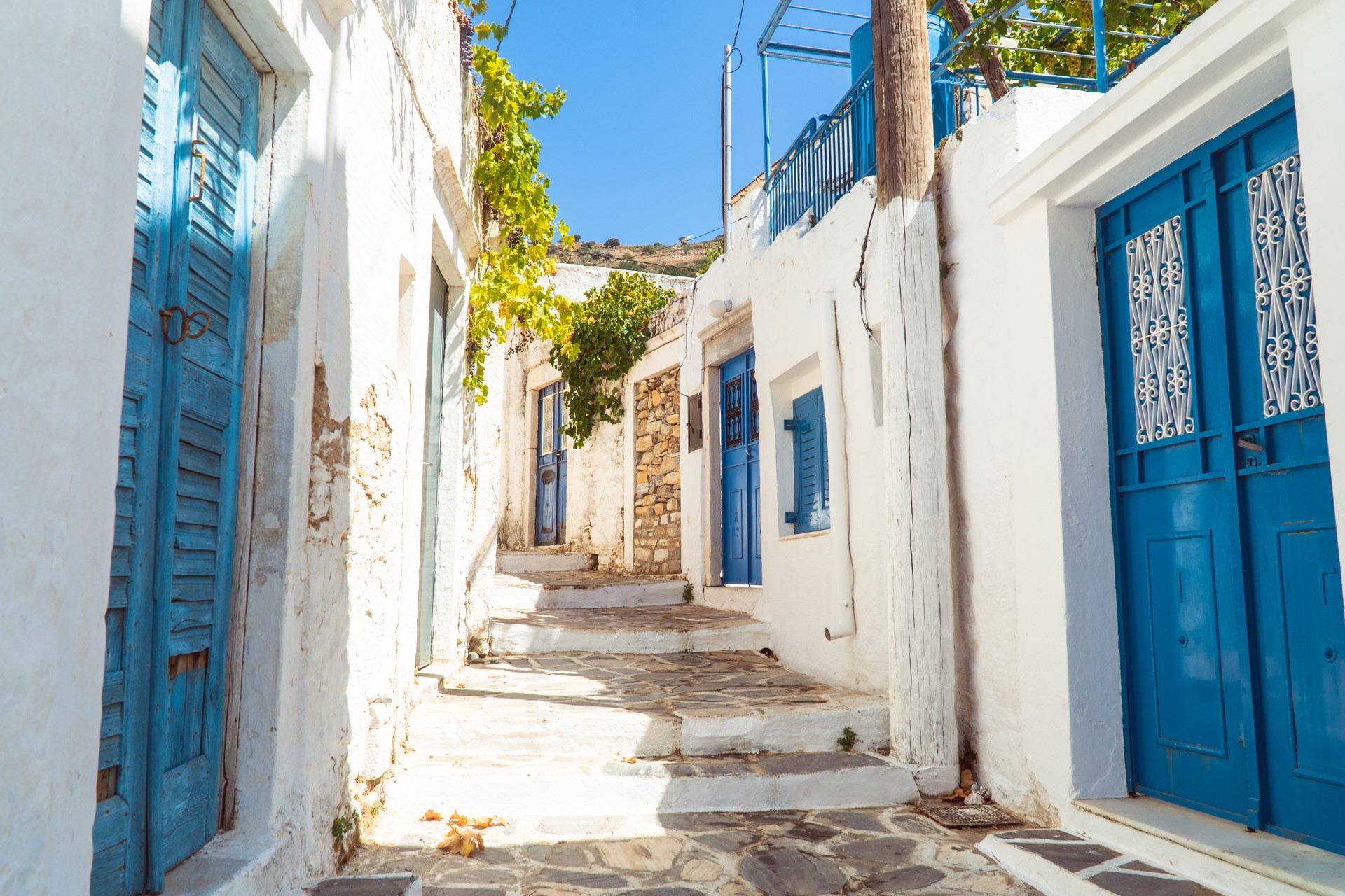 Klimatyczne uliczki w miejscowości Filoti na Naxos