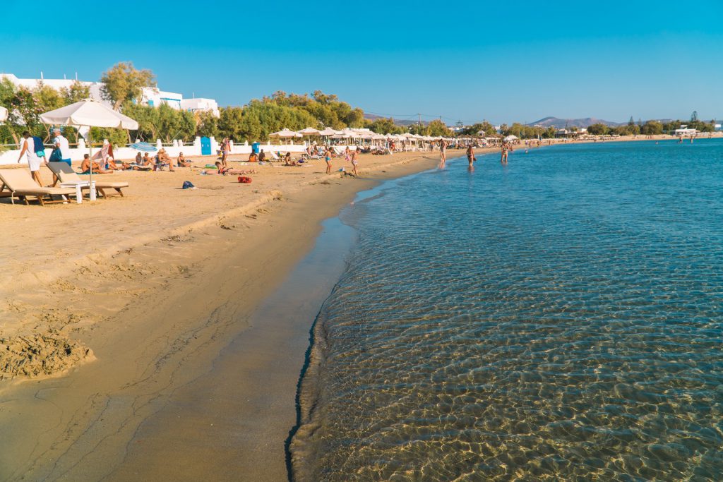 Miejska plaża Agios Georgios na Naksos